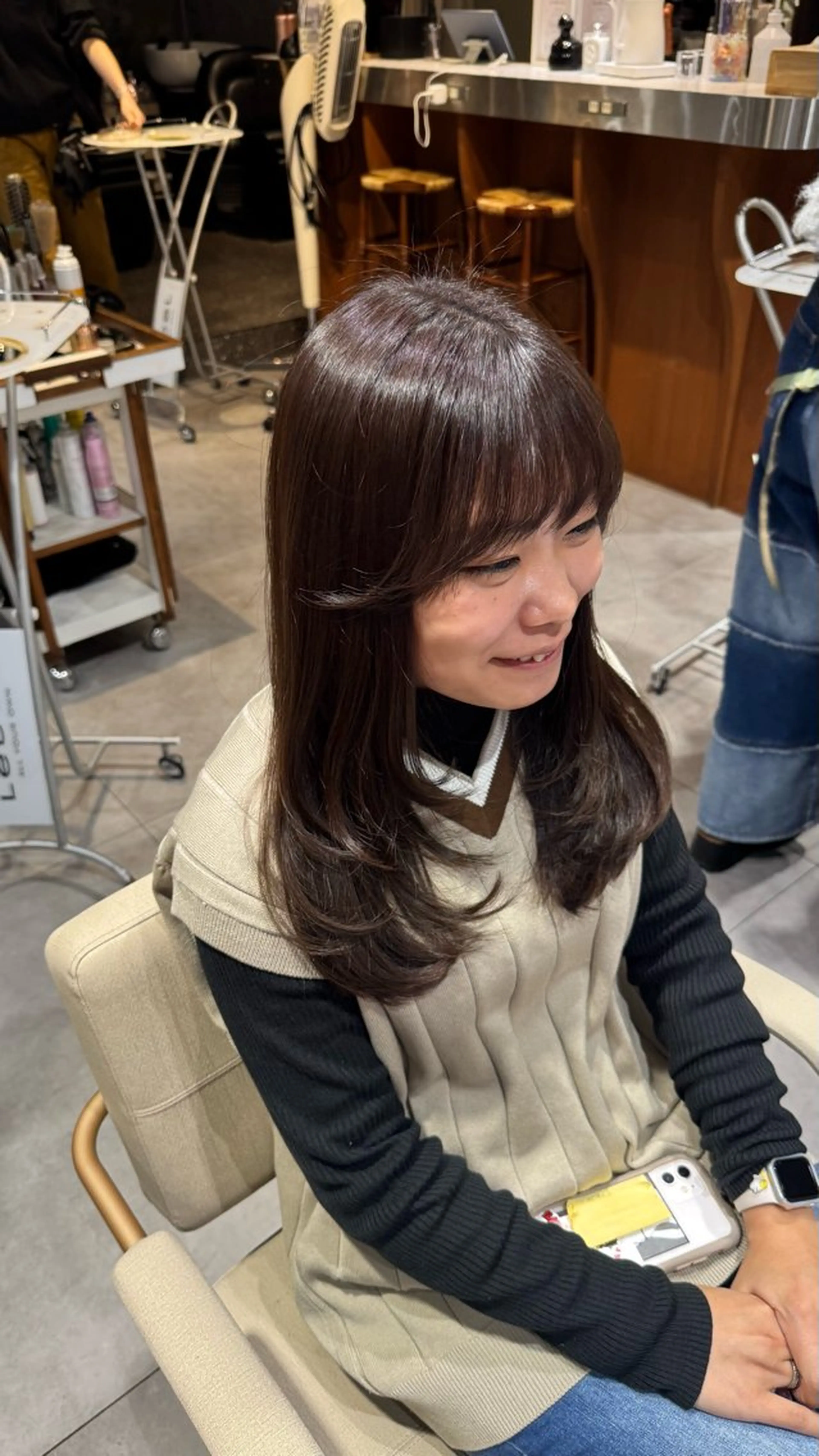 セミロング esse大阪茶屋町店所属・レイヤーカット 新井田陽寿のヘアスタイル