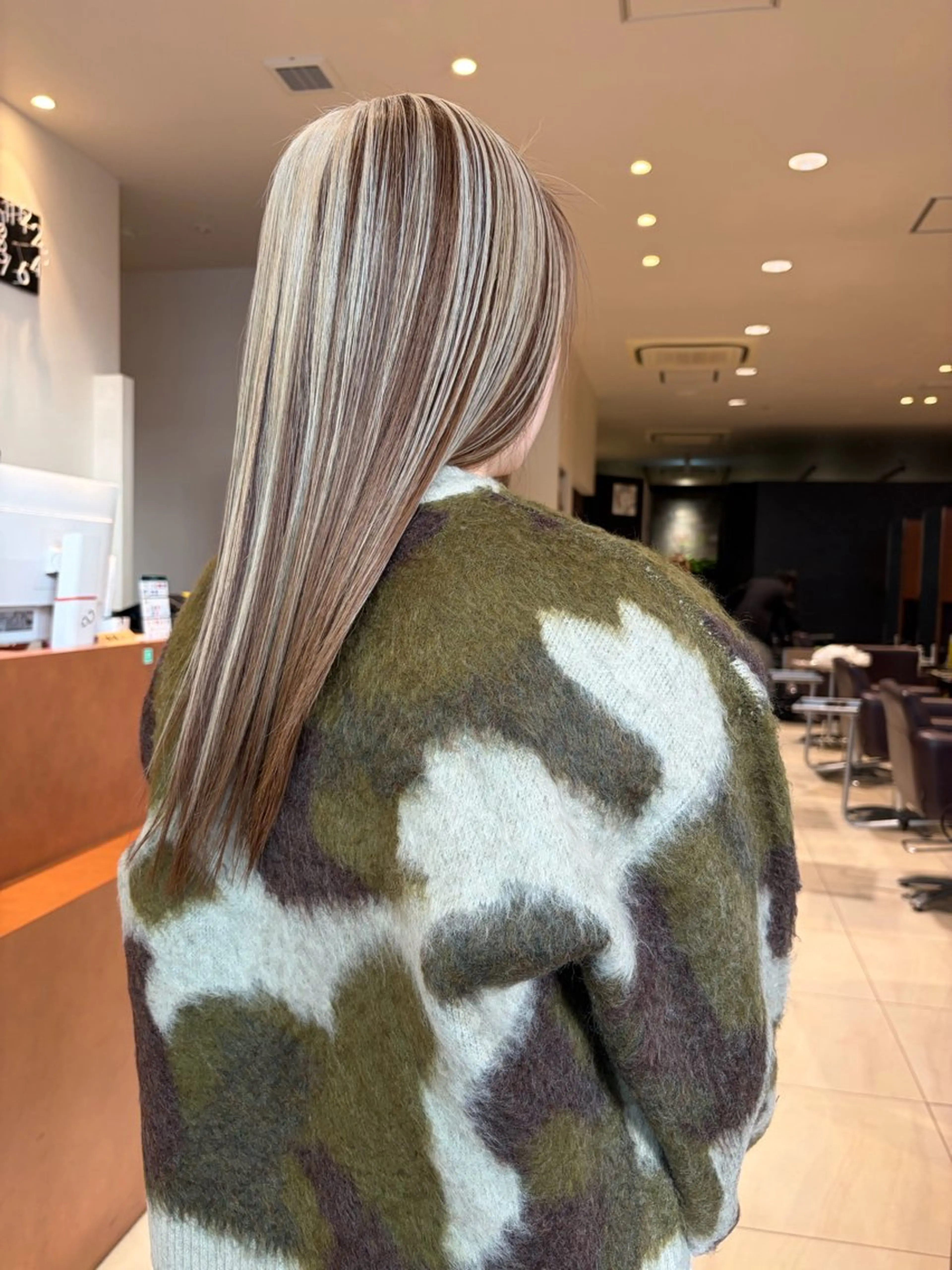 ロング カラー ベージュカラー ブロンド デザインカラー ミルクティーベージュ ヘアカラー ルナ|縮毛矯正 ×デザインカラー🥝のマツエク・マツパデザイン