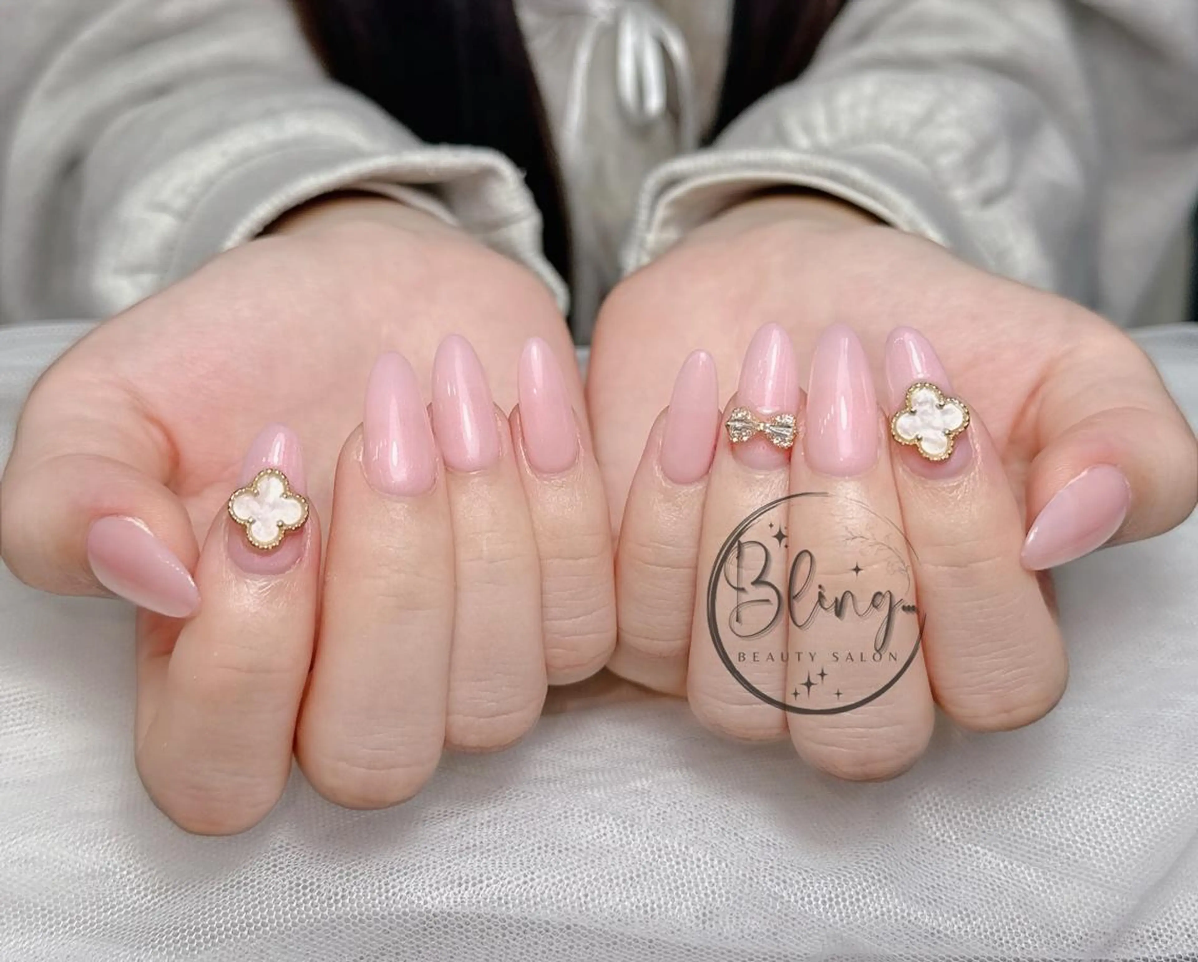 セミロング 韓国風ヘア ハンドネイル 波 なみのネイルデザイン