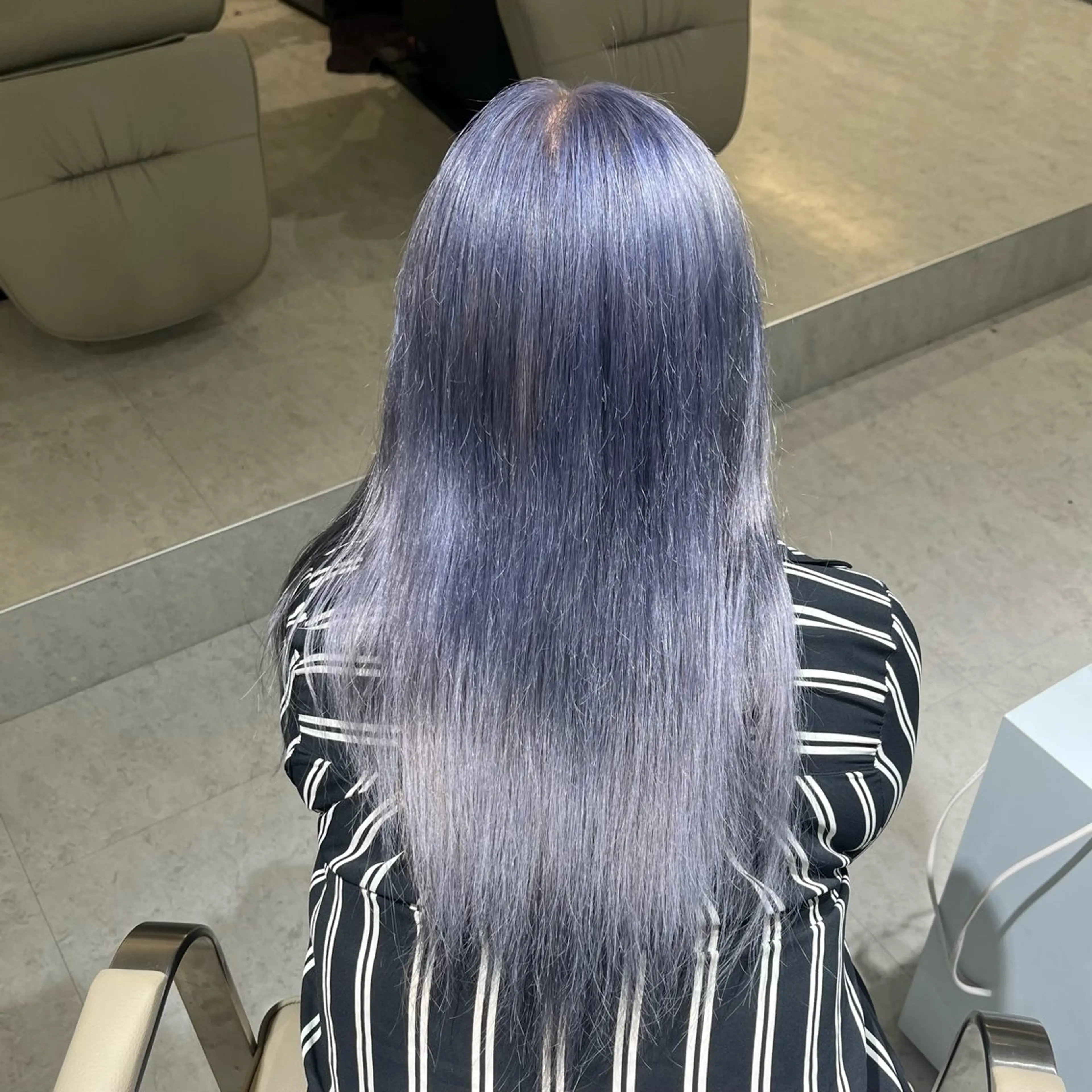 ロング カラー アッシュ シルバー シルバーアッシュ ヘアカラー トリートメント 顔周りカット／透明感 カラー／Kurumeのヘアスタイル