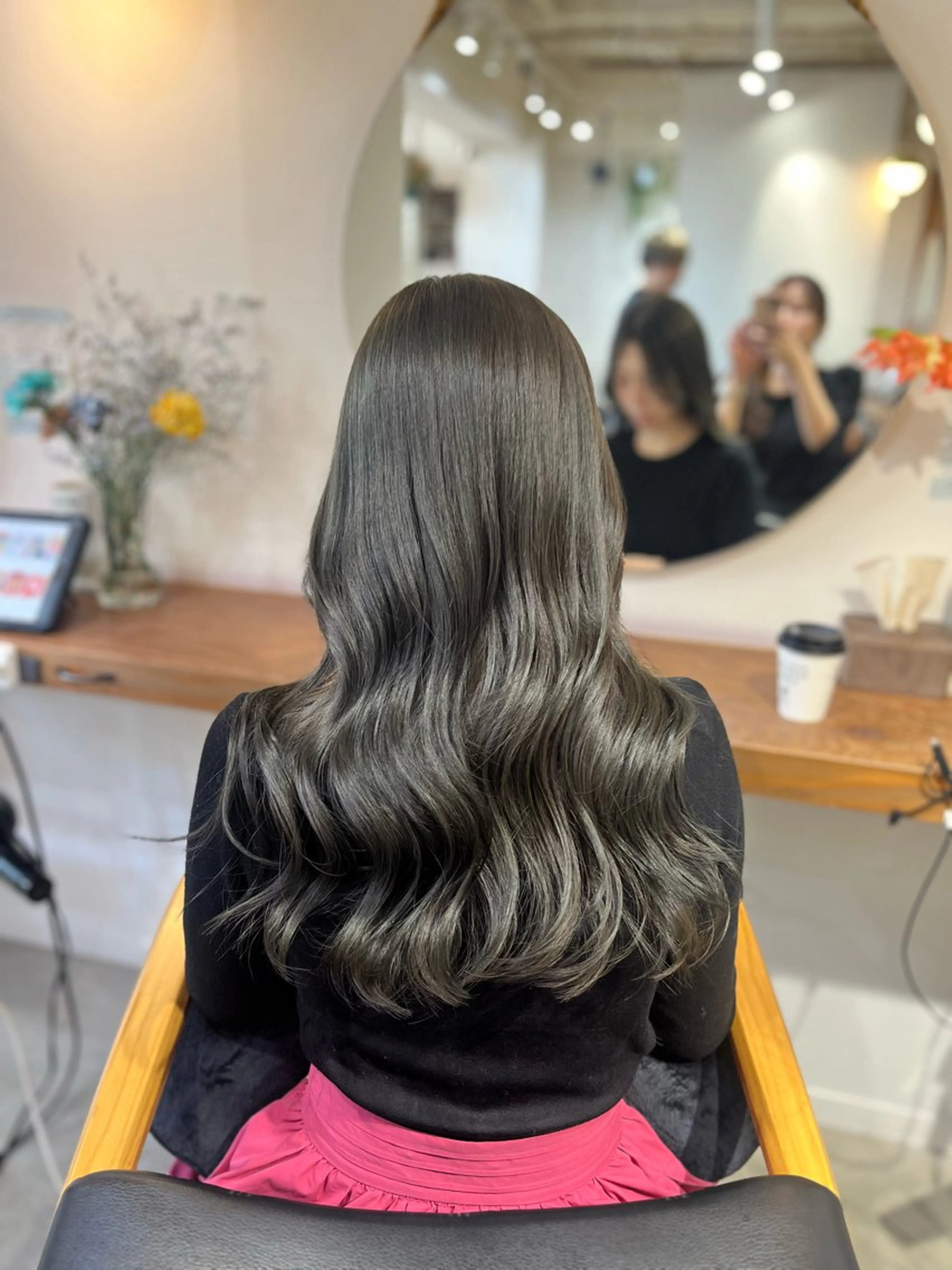 セミロング ヘアカラー トリートメント 塩川ももこ/ 自然な縮毛矯正のヘアスタイル