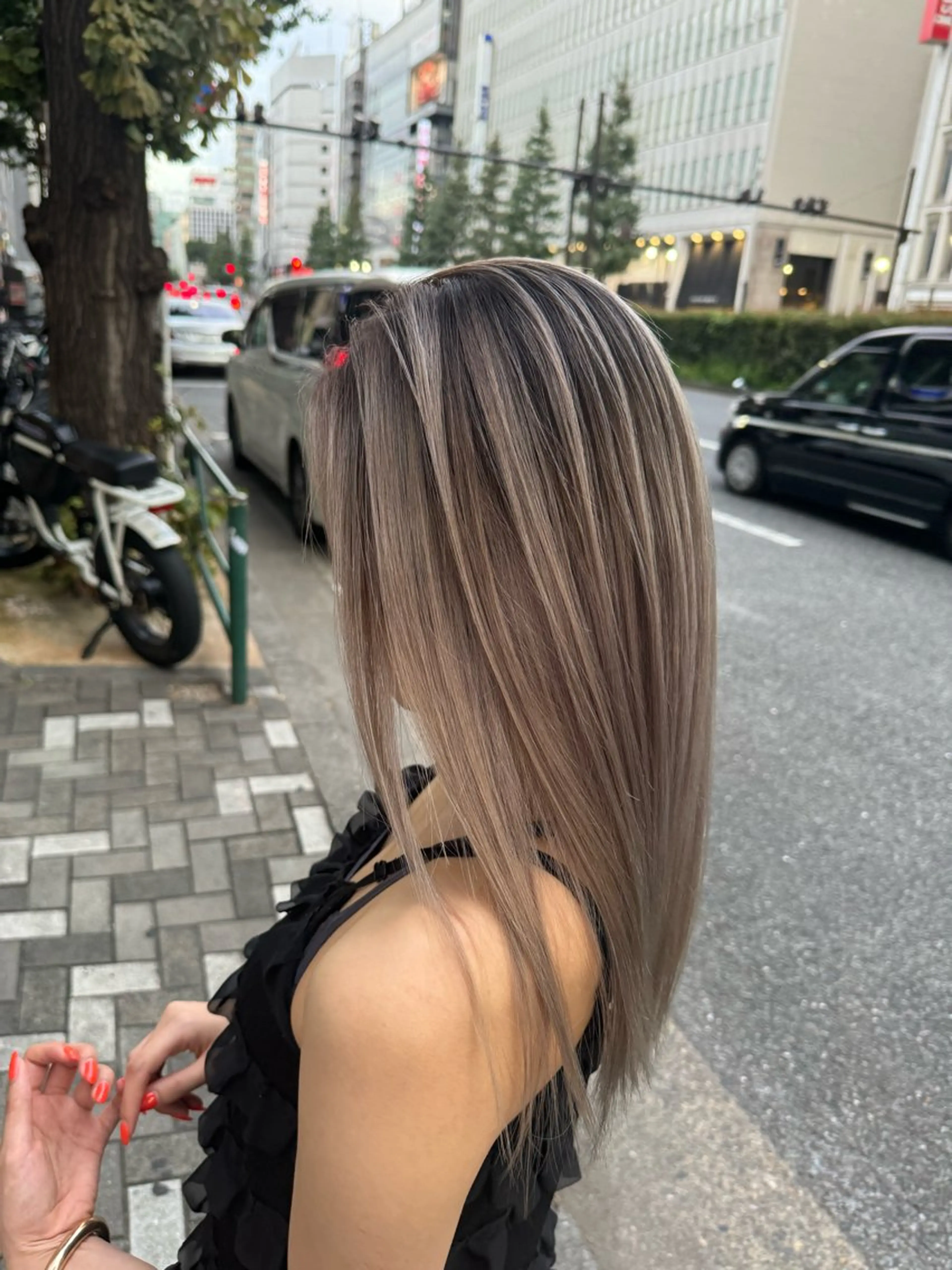 セミロング エクステ ハイライト 髪質改善 レイヤーカット 縮毛矯正 ヘアカラー 白髪ぼかしハイライト 🥇店長JUKIYAのヘアスタイル