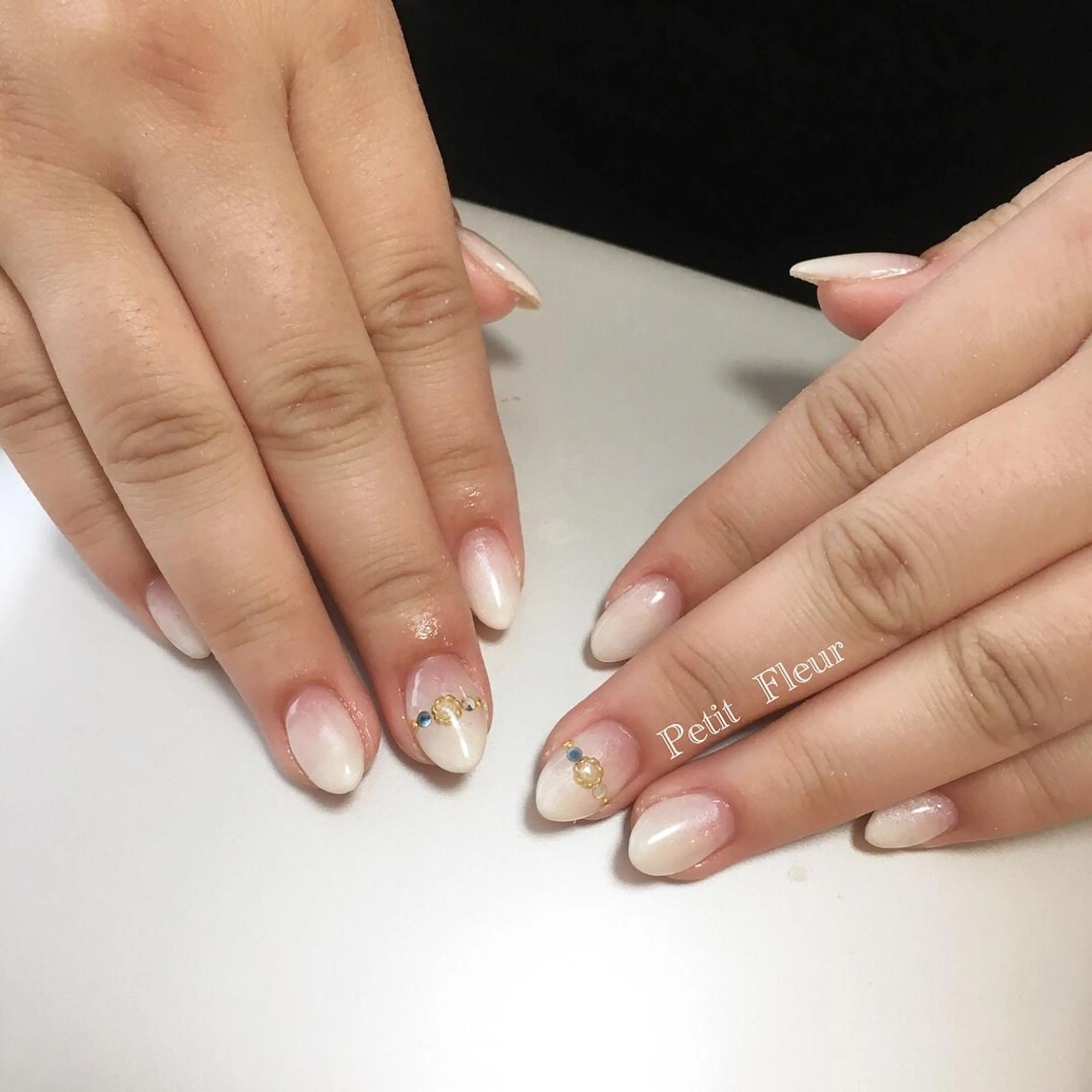 ネイル グラデーション ホワイト Petit Fleur所属・青柳 亜梨奈のマツエク・マツパデザイン