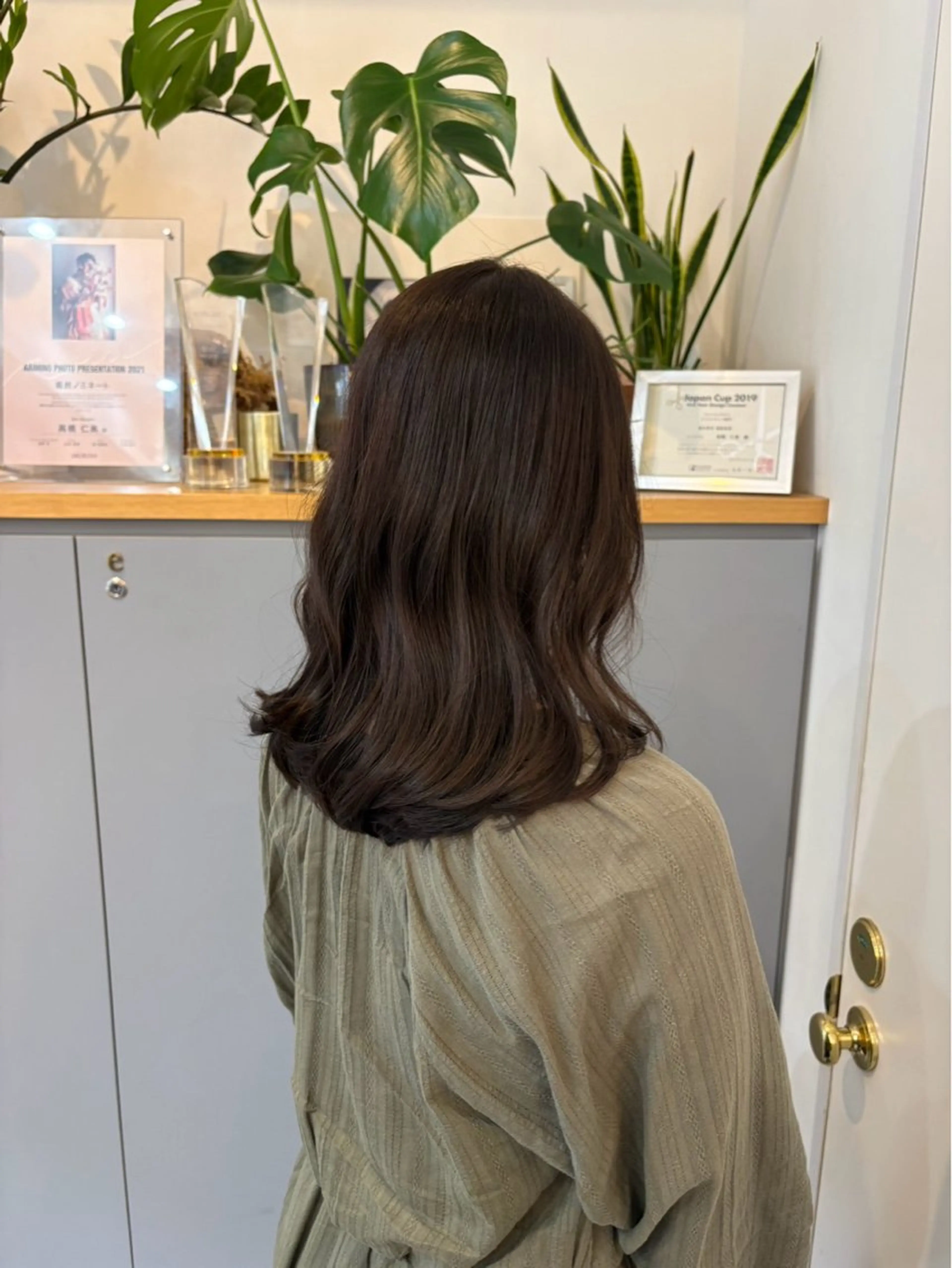 白髪染め（全体カラー）肩より下はプラス1100円になりますの写真