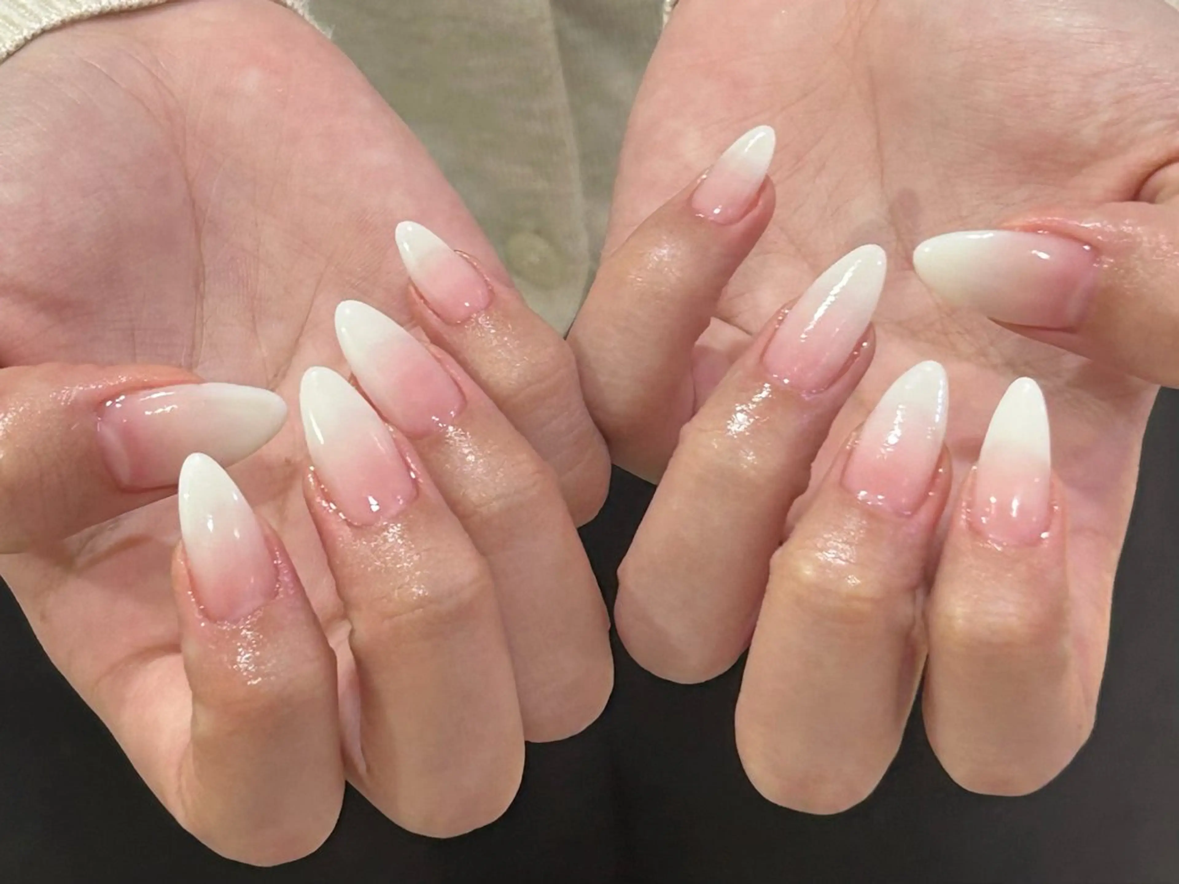 ネイル グラデーション シンプルネイル ホワイト ハンドネイル Bianca栄店 はるなのネイルデザイン