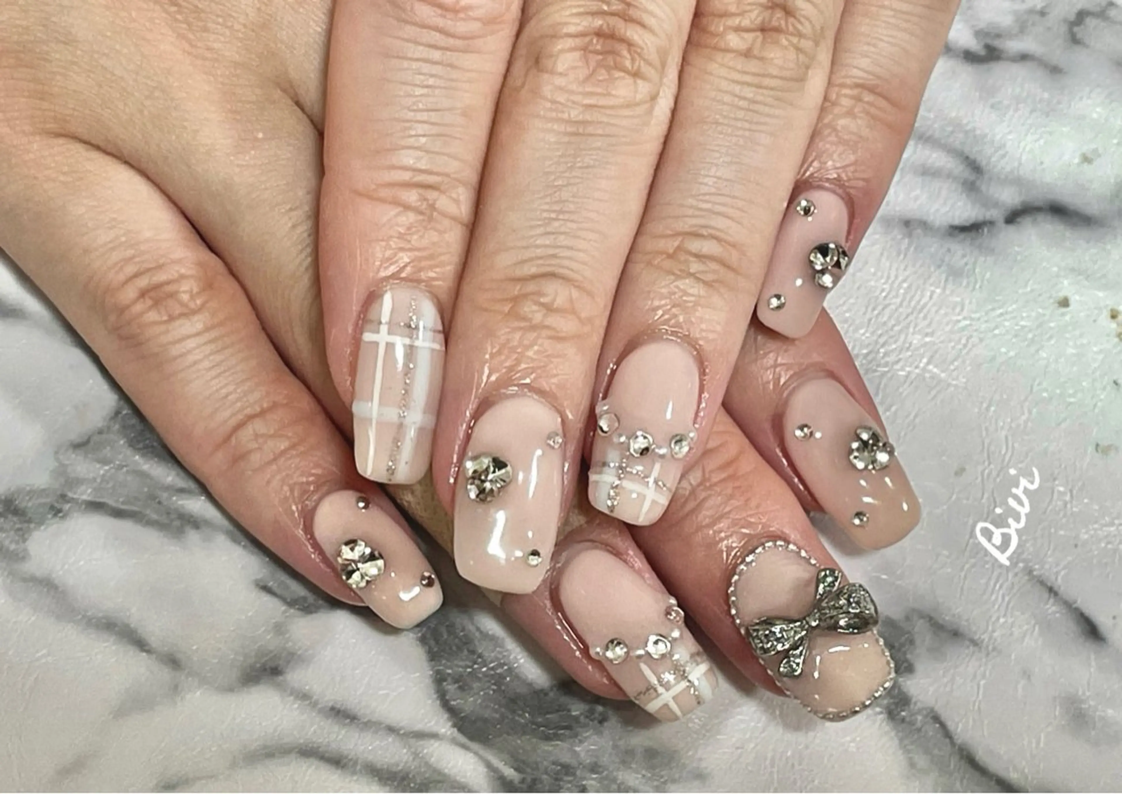 ネイル アートネイル フラッシュネイル ラメ(グリッター) 持ち込み シルバー ハンドネイル ハンドケア ♡Bivi♡自爪に 優しいネイルサロンのネイルデザイン