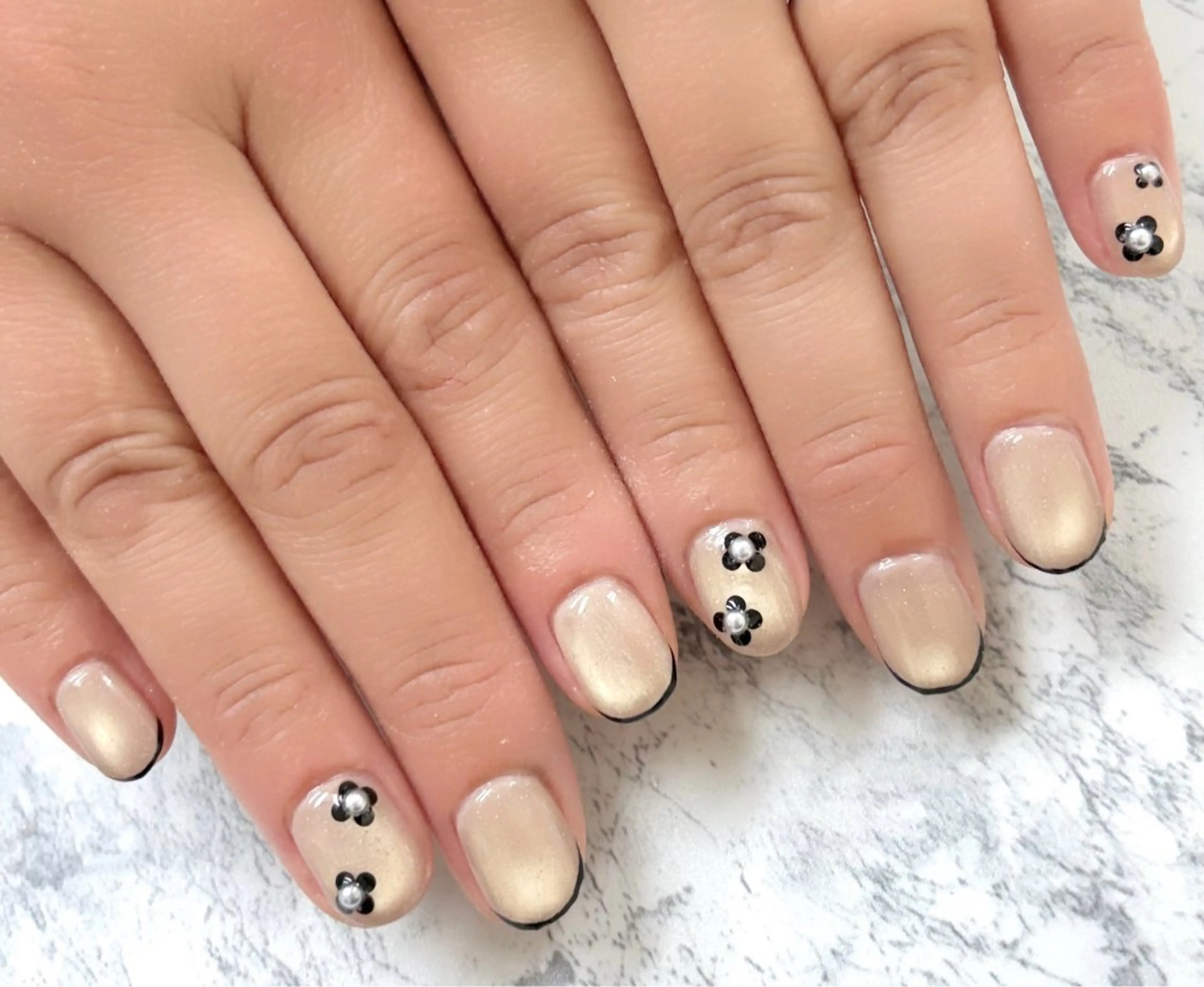 ネイル フラワーネイル マグネットネイル ハンドネイル iku🌷 by 上福岡らんらんのネイルデザイン