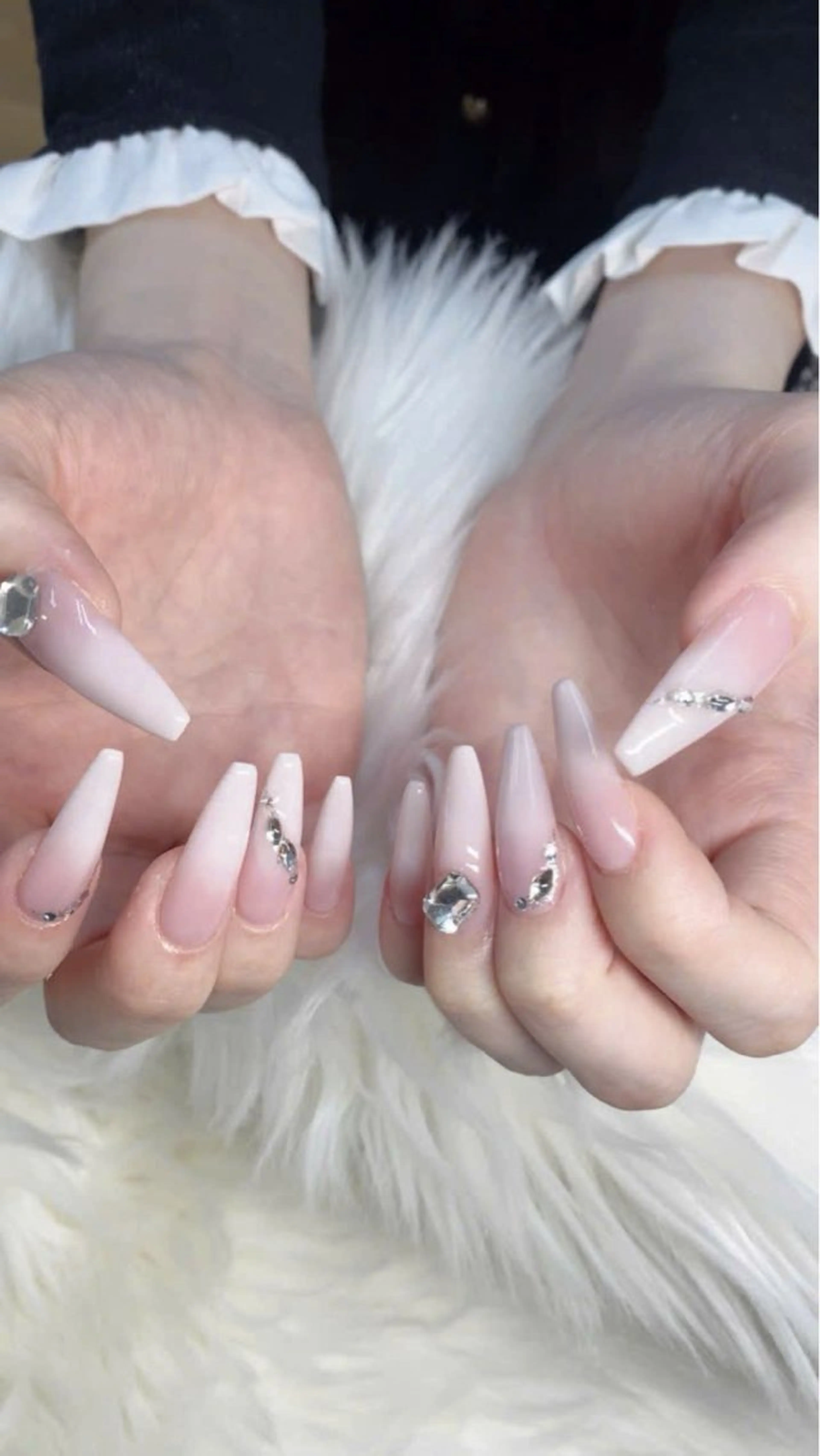 ネイル フレンチネイル グラデーション キラキラネイル 韓国ネイル マグネットネイル ハンドネイル ハンドケア Hara Nail 【パラジェル使用】のネイルデザイン