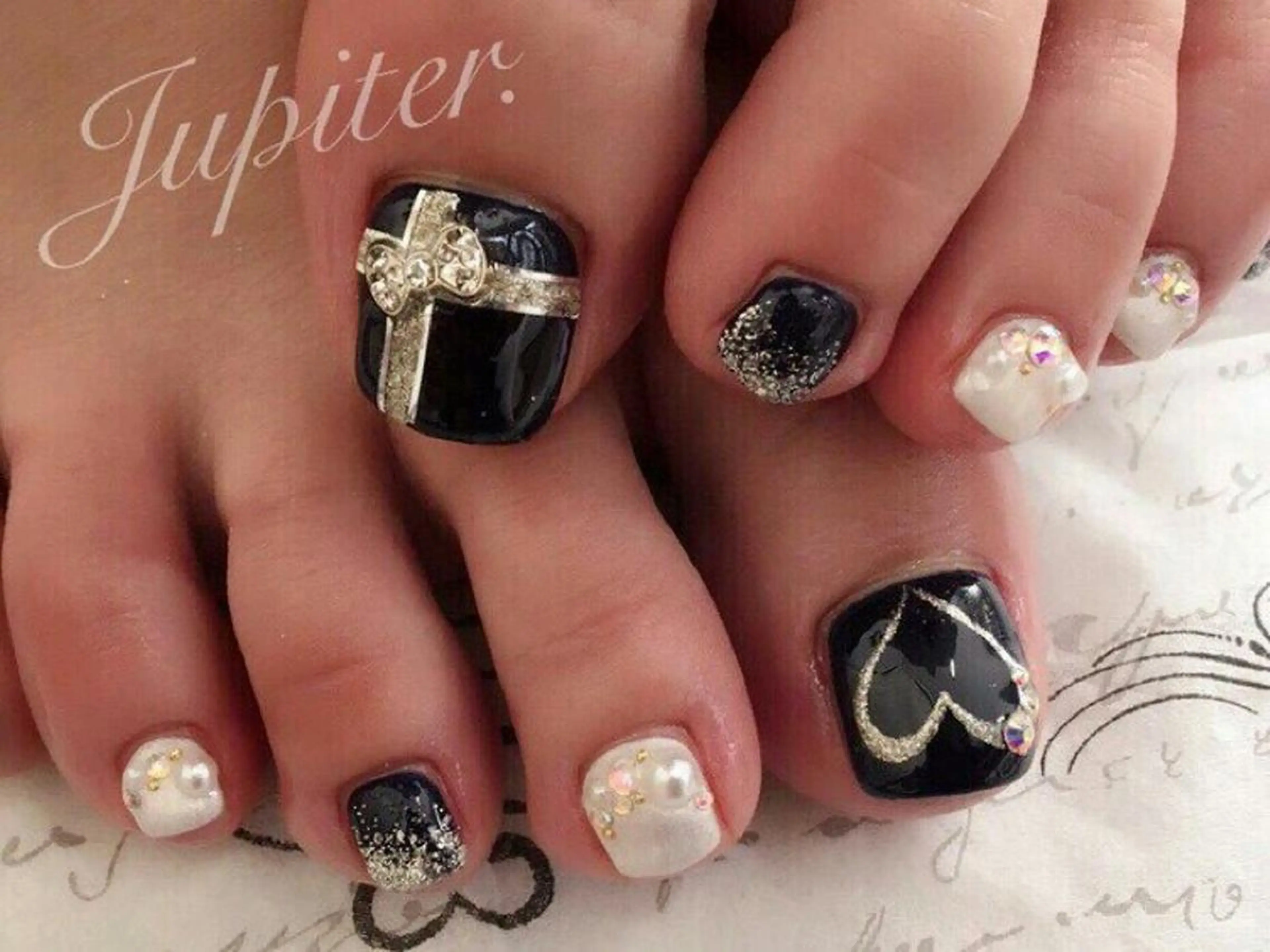 ネイル ハート リボン 冬ネイル フットネイル PrivateSalon Jupiter所属・Jupiter .のネイルデザイン