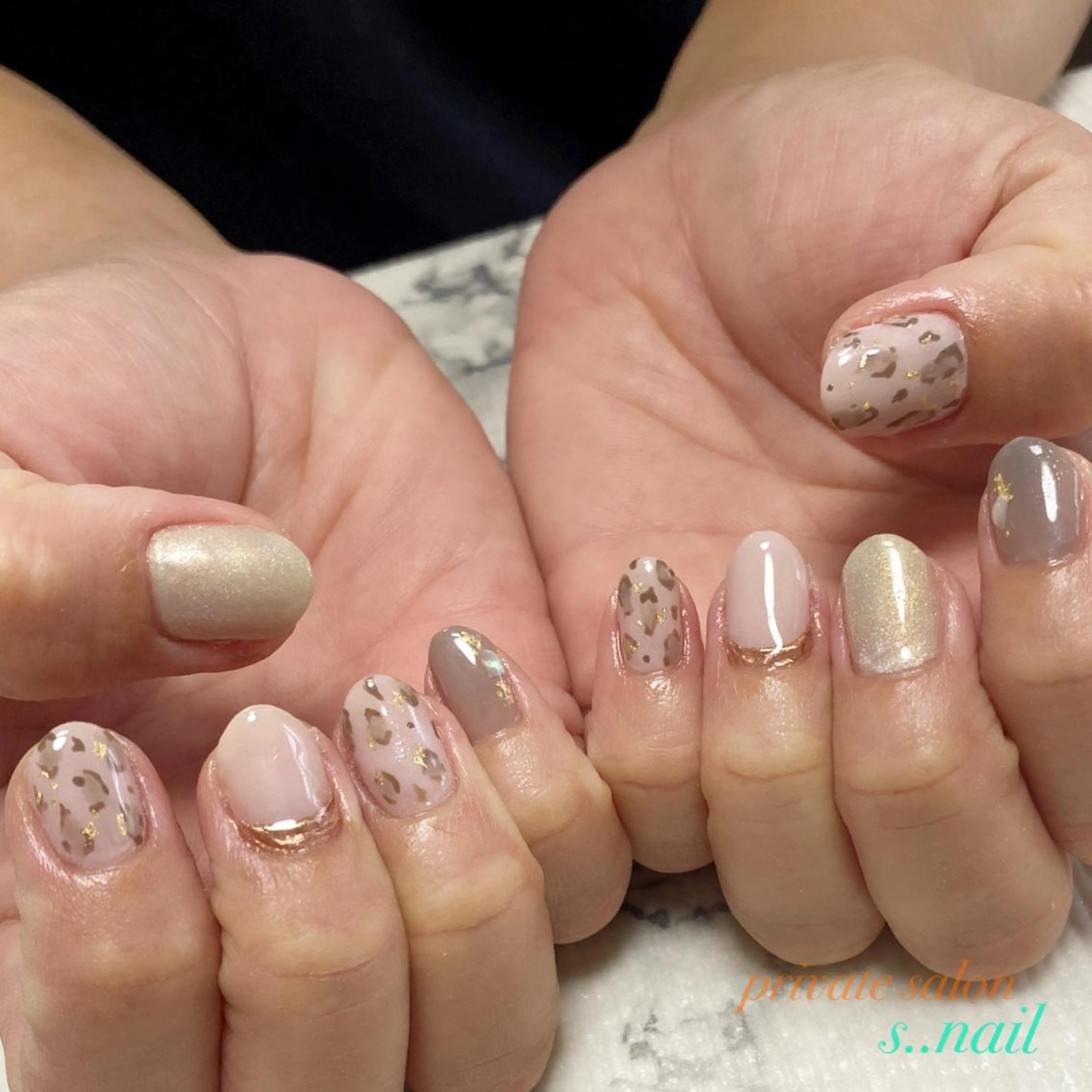 ネイル アニマル柄 オーロラネイル ボルドー 黄色 ハンドネイル フットネイル s..nail / MORITAのネイルデザイン