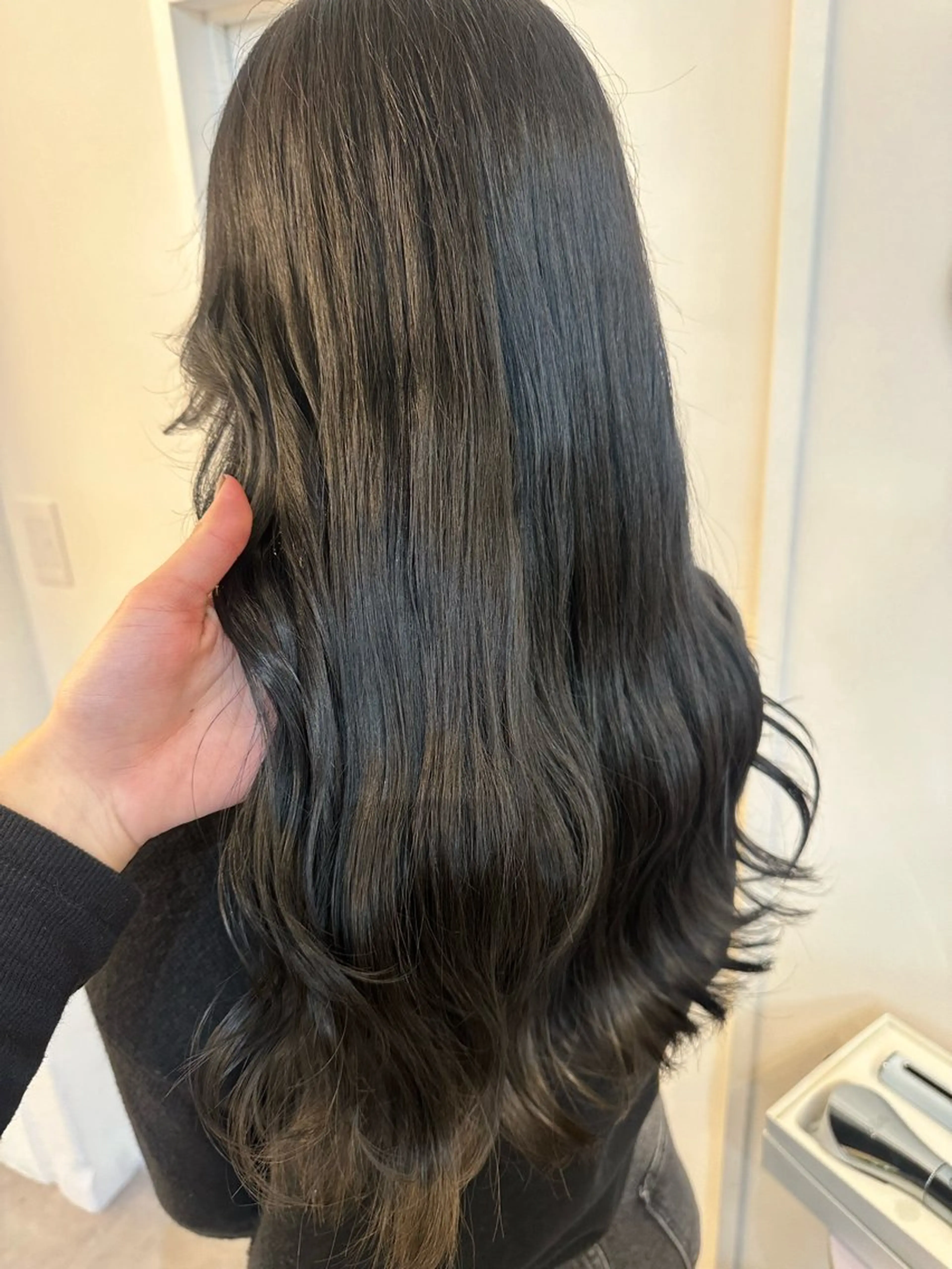 ロング カット ヘアカラー オノ アイラのヘアスタイル