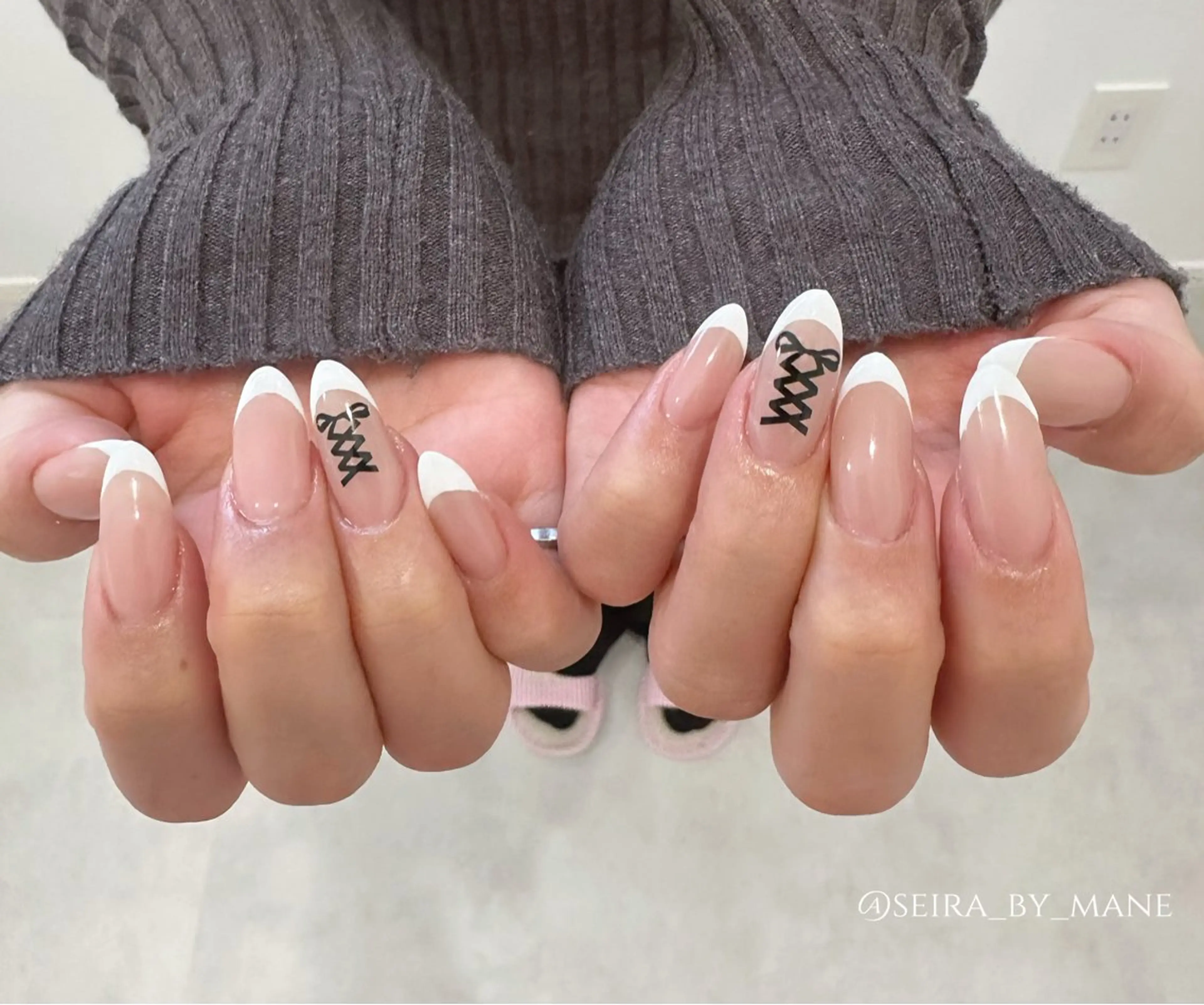 フレンチ＆チークネイルの写真