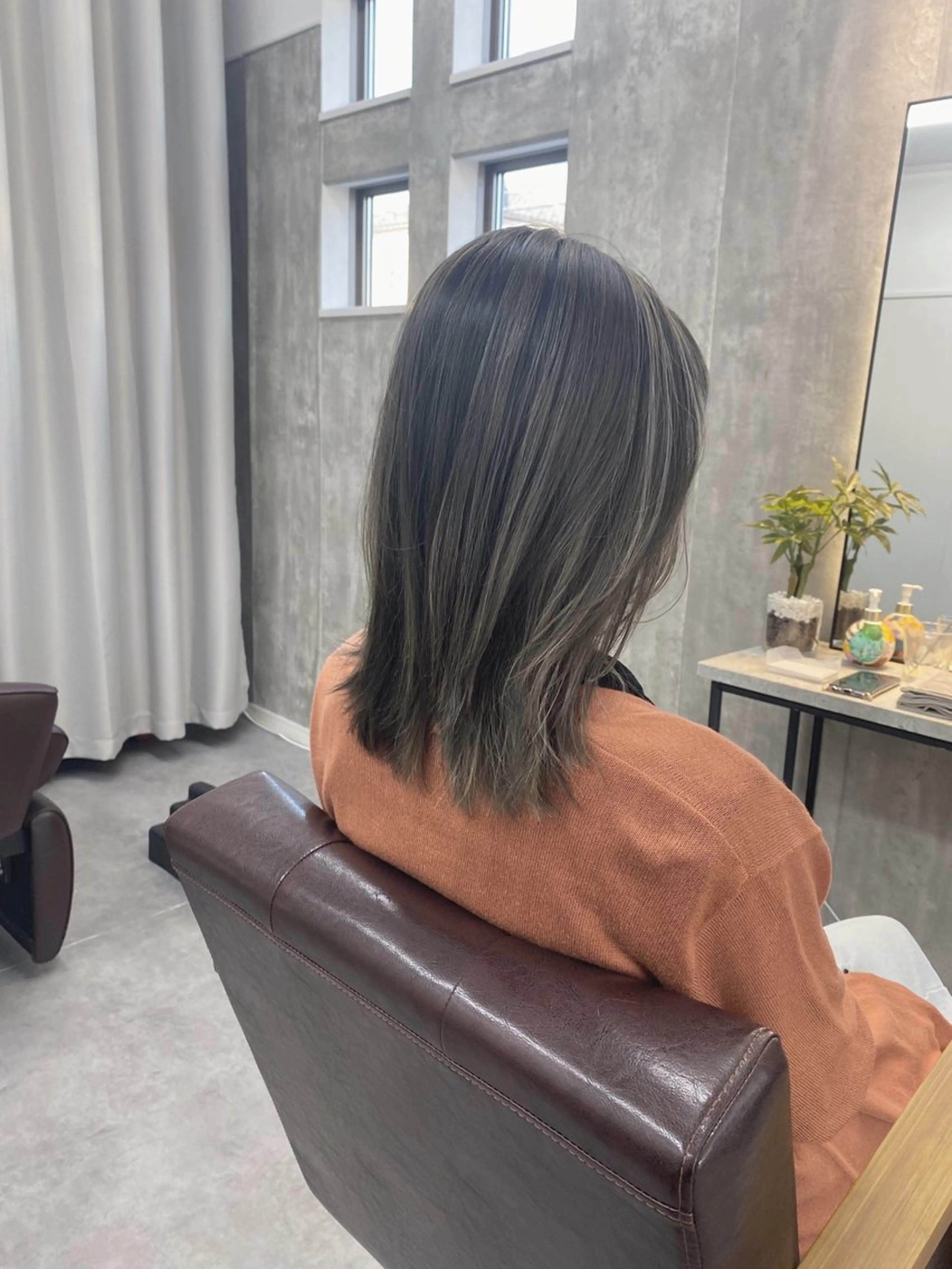 ミディアム カラー バレイヤージュ グレージュ ハイライトカラー 外国人風カラー ハイライト 1席のみの 美容室IKKIのヘアスタイル
