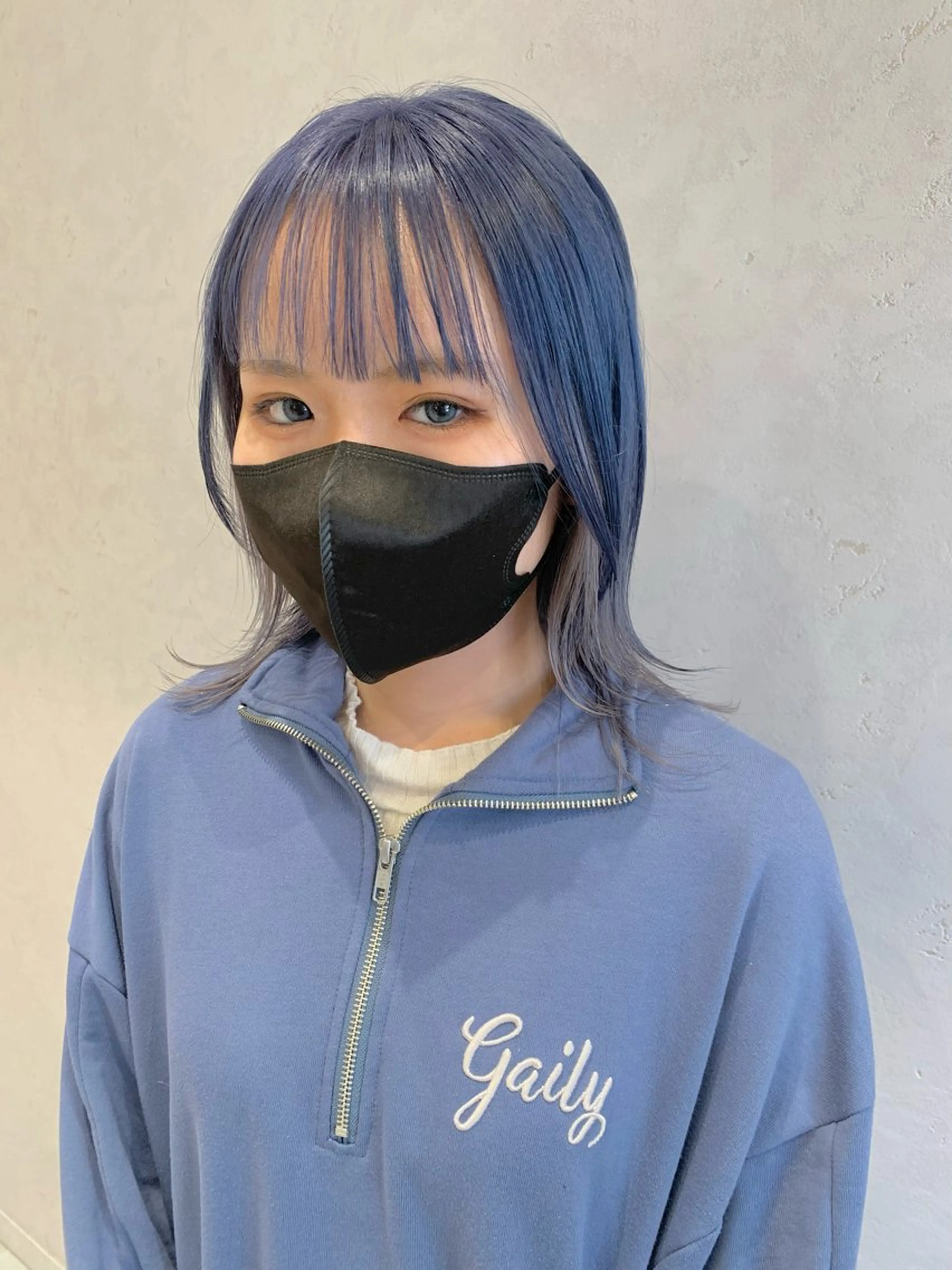 ミディアム カラー ヘアアレンジ ブリーチ ブルーカラー デザインカラー ネイビーカラー シルバー ayumi🌈 インナーカラー🌈のヘアスタイル