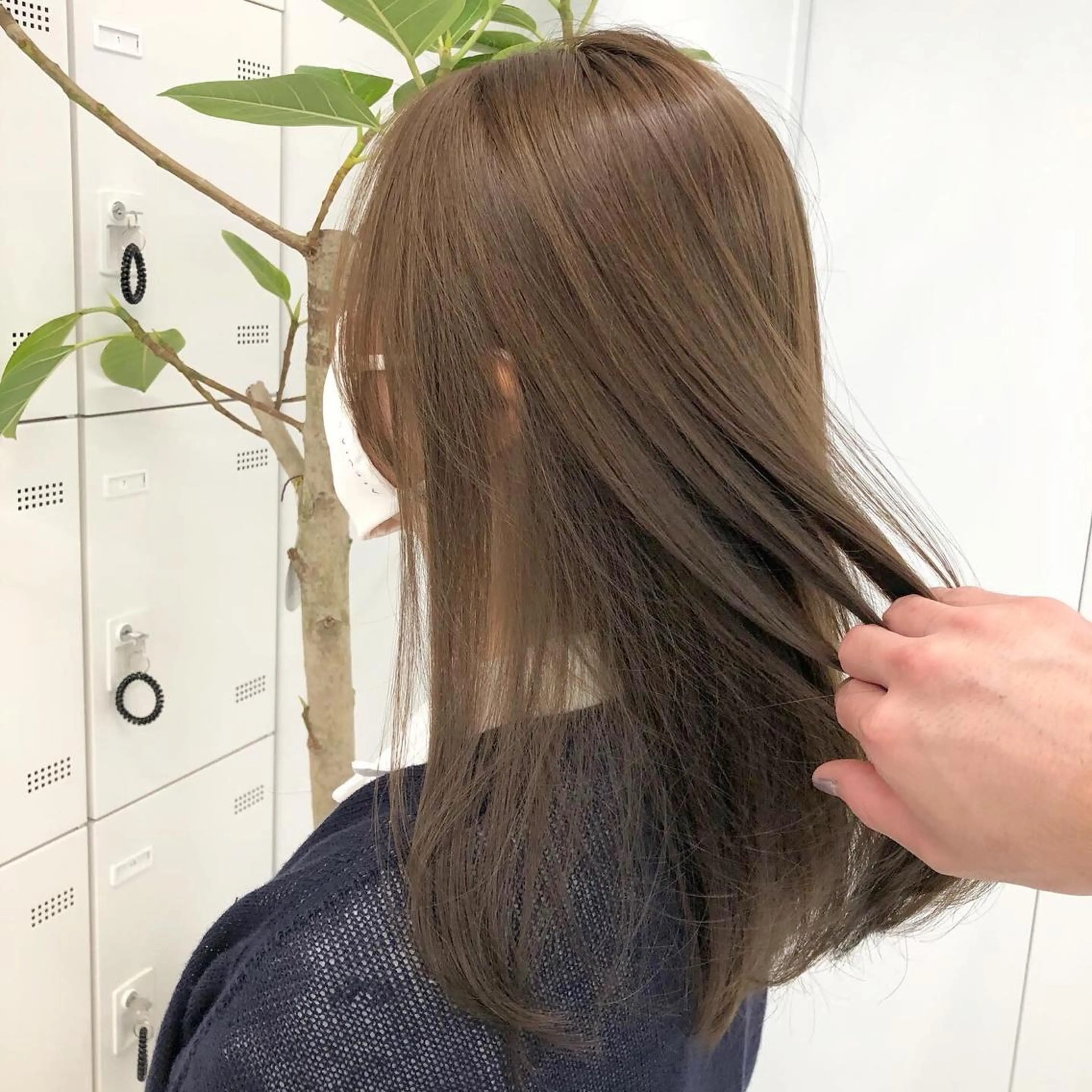 ミディアム カラー レイヤーカット 透明感カラーのヘアスタイル