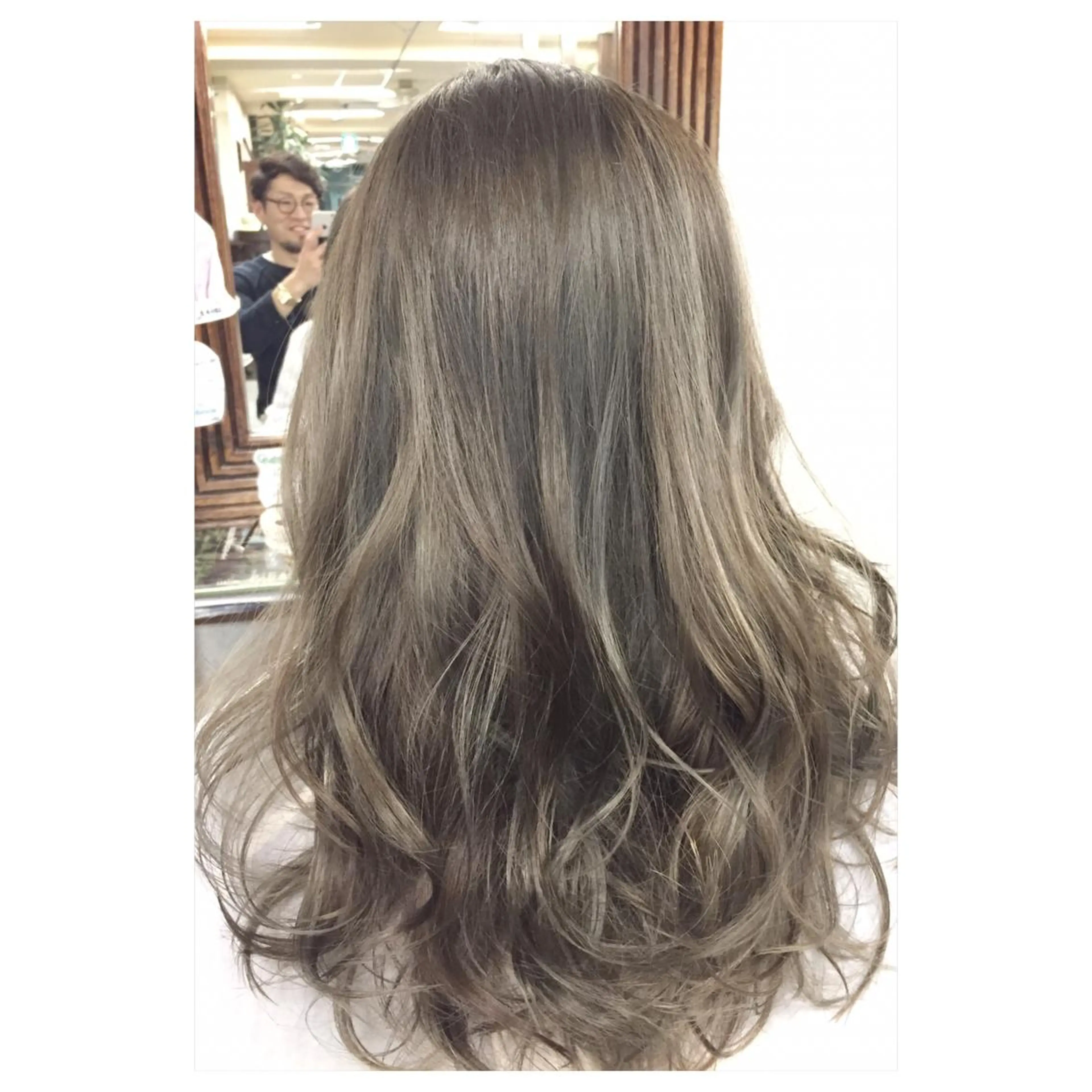 セミロング カラー アッシュ グレージュ ハイライトカラー オレンジ 外国人風カラー パーソナルカラー診断 できます　木曽　主博のヘアスタイル