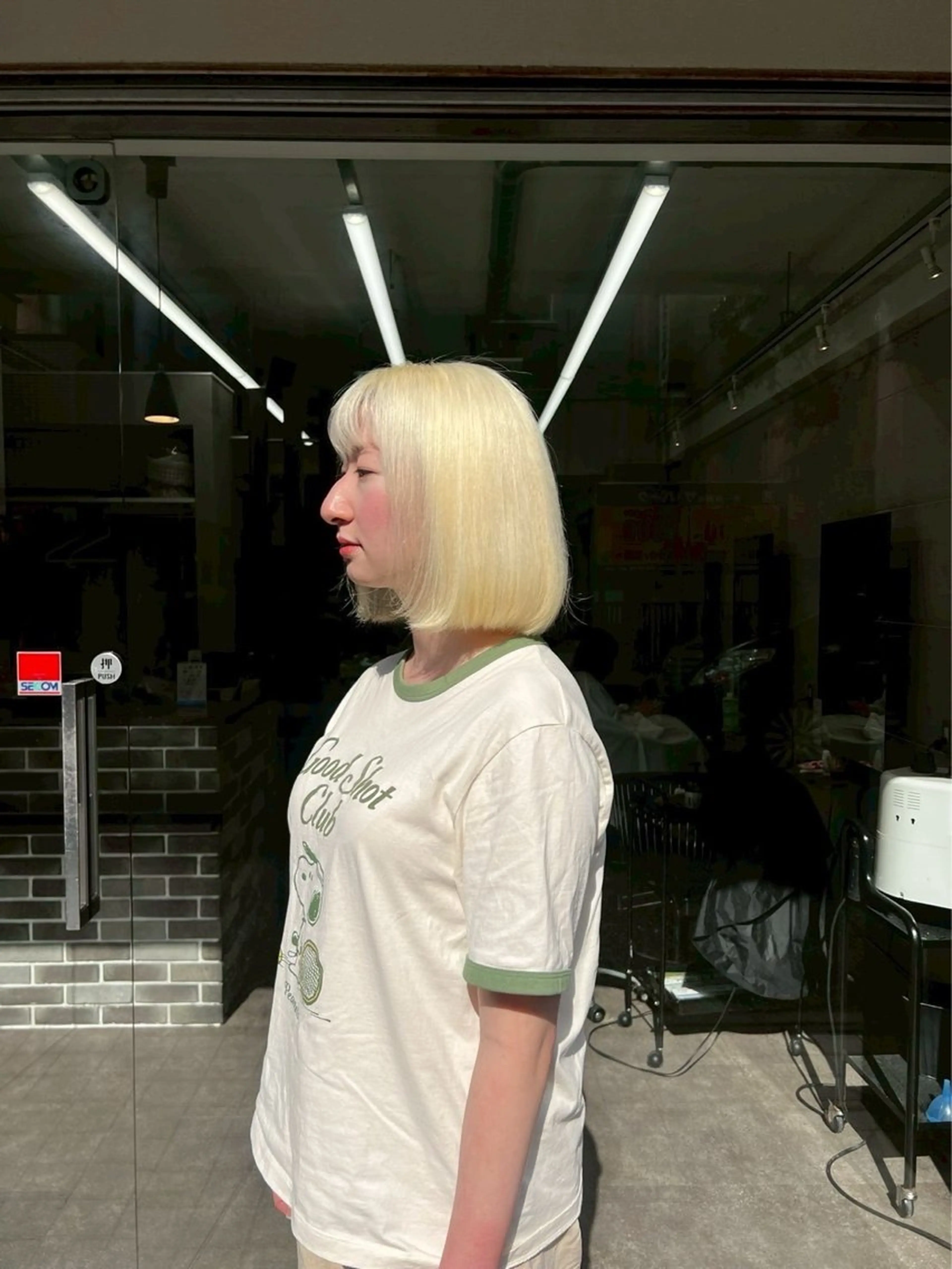 セミロング ヘアカラー かのブリーチカラー 🎧⛓️🩶のヘアスタイル