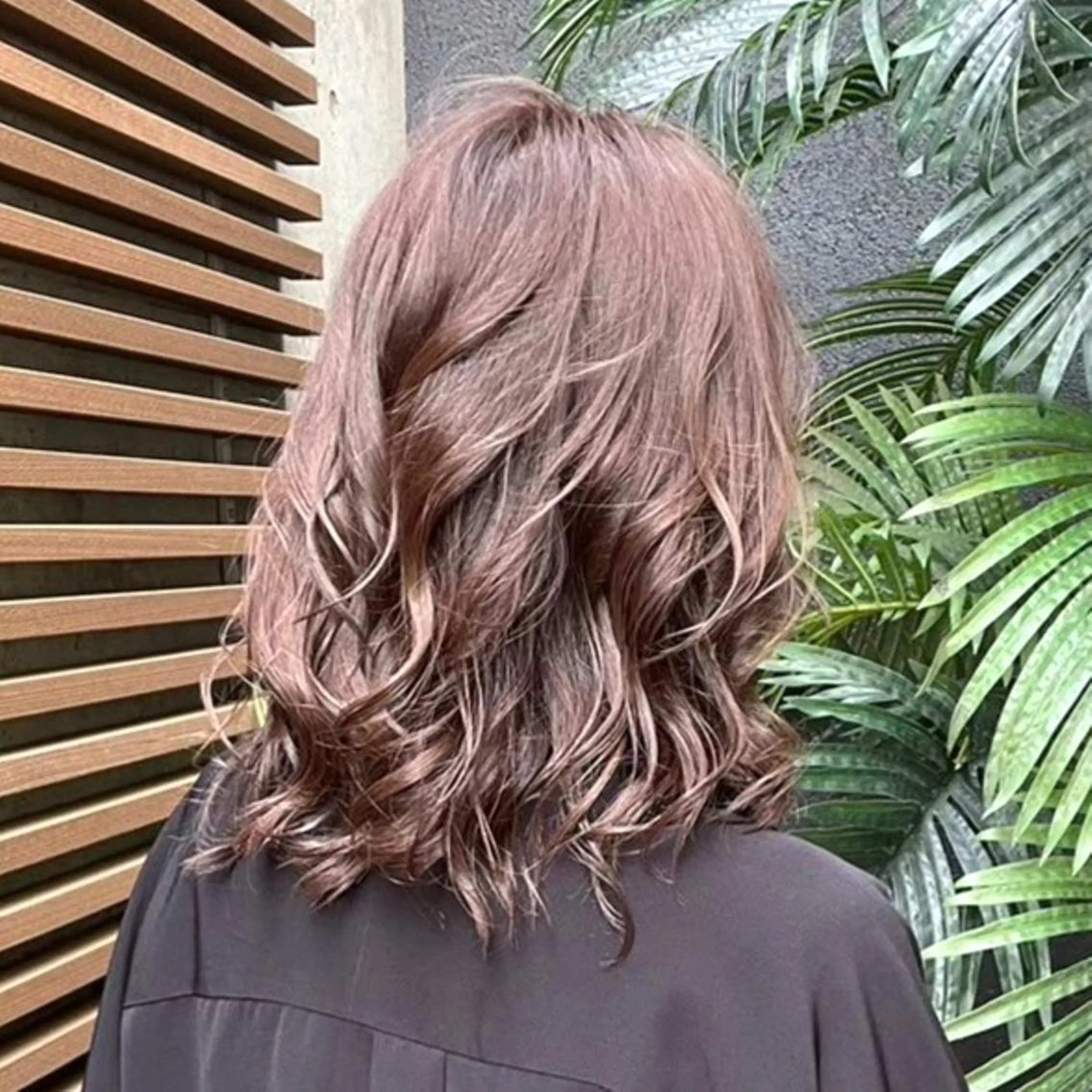 セミロング カット ヘアカラー 秋山 達乃進のヘアスタイル