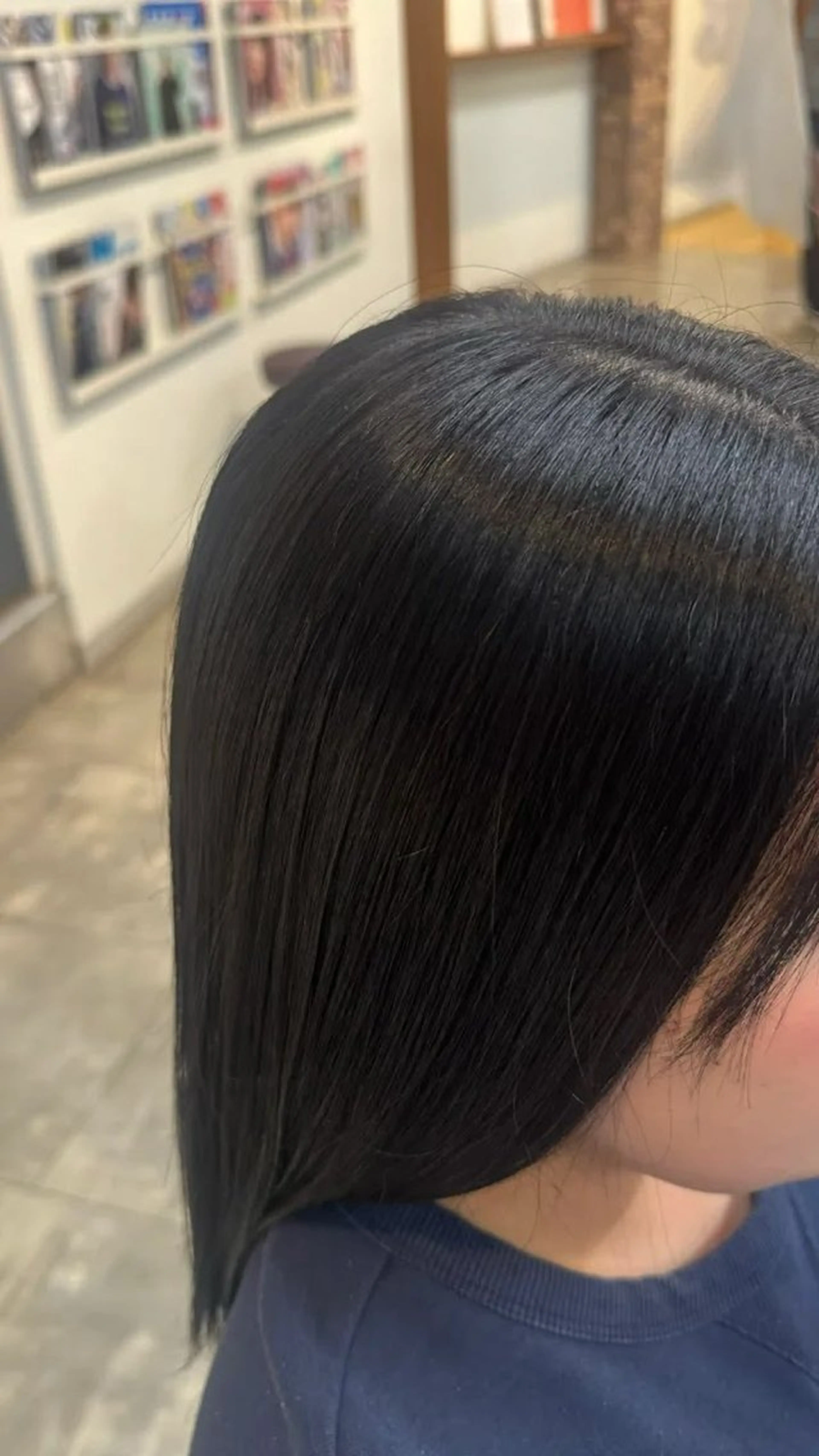カラー 黒髪 ブルーカラー ブルーブラック 新田 しずくのヘアスタイル