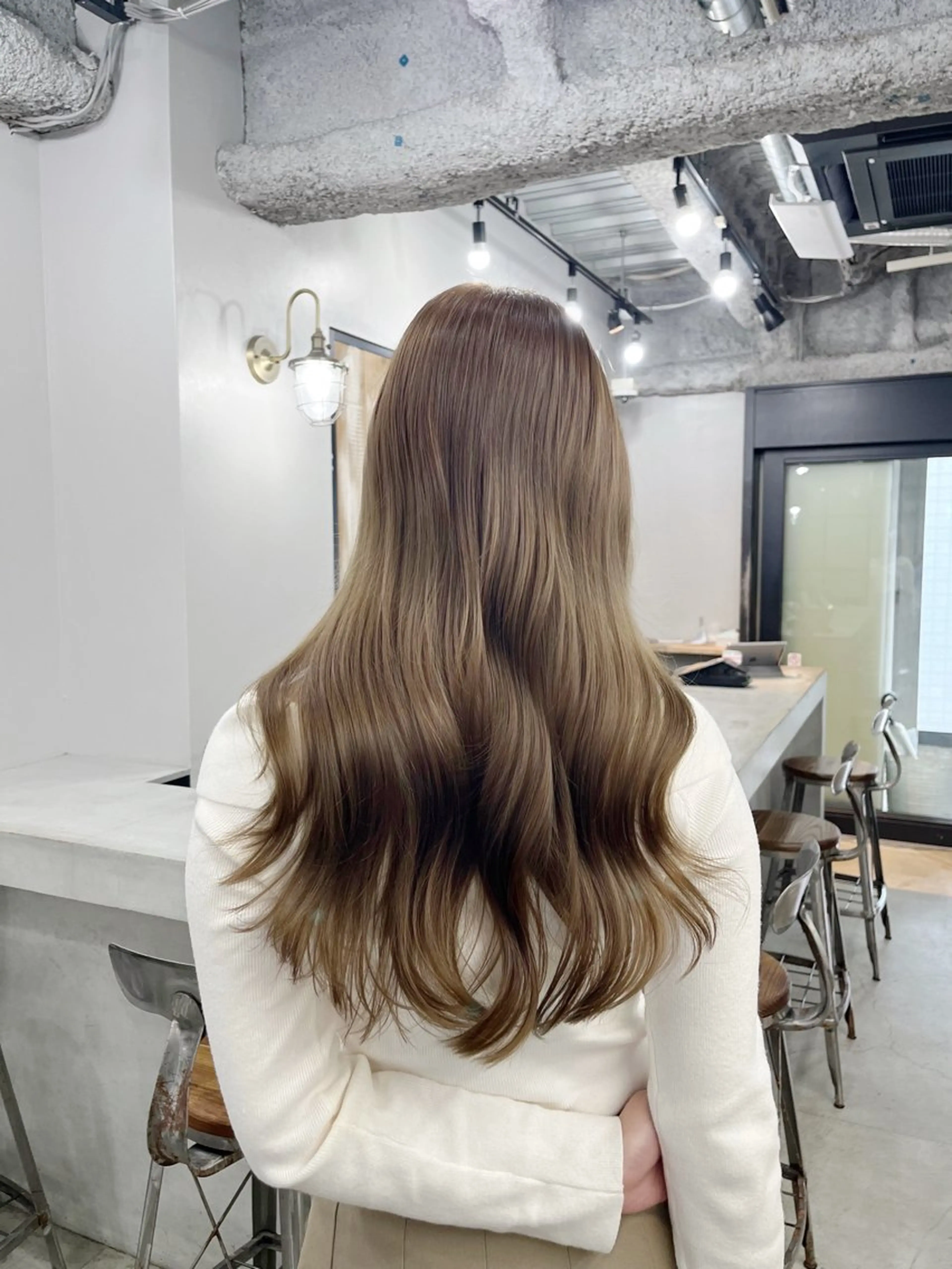 ロング カラー ベージュカラー 透明感カラー ダブルカラー ミルクティーベージュ くびれヘア カット ヘアカラー トリートメント ヘアセット 韓国ヘア🫧 KAZUTOのヘアスタイル