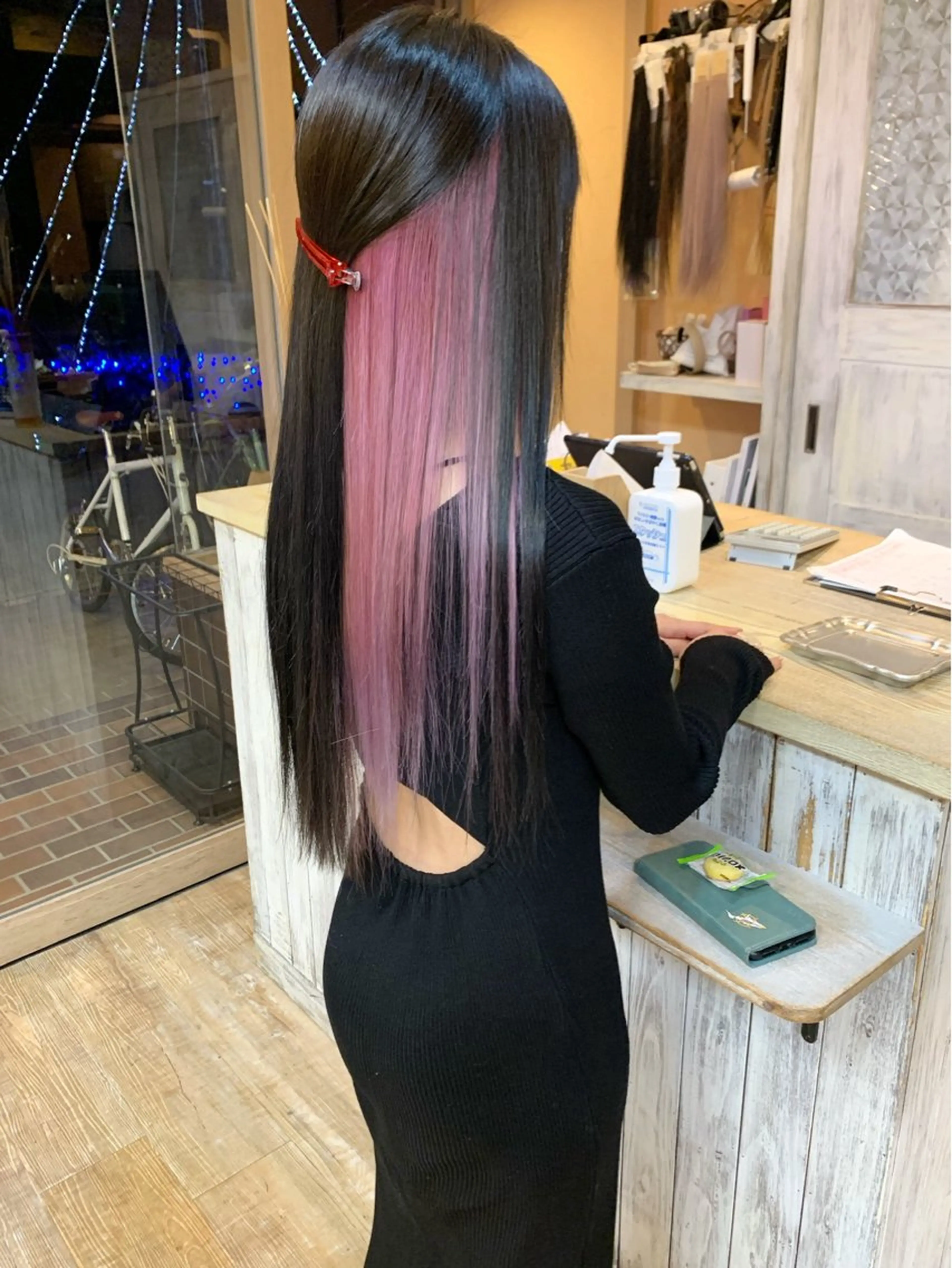 ロング カラー 黒髪 ピンクカラー ヘアカラー ブリーチ🩵レイヤー Maho🐻‍❄️のヘアスタイル