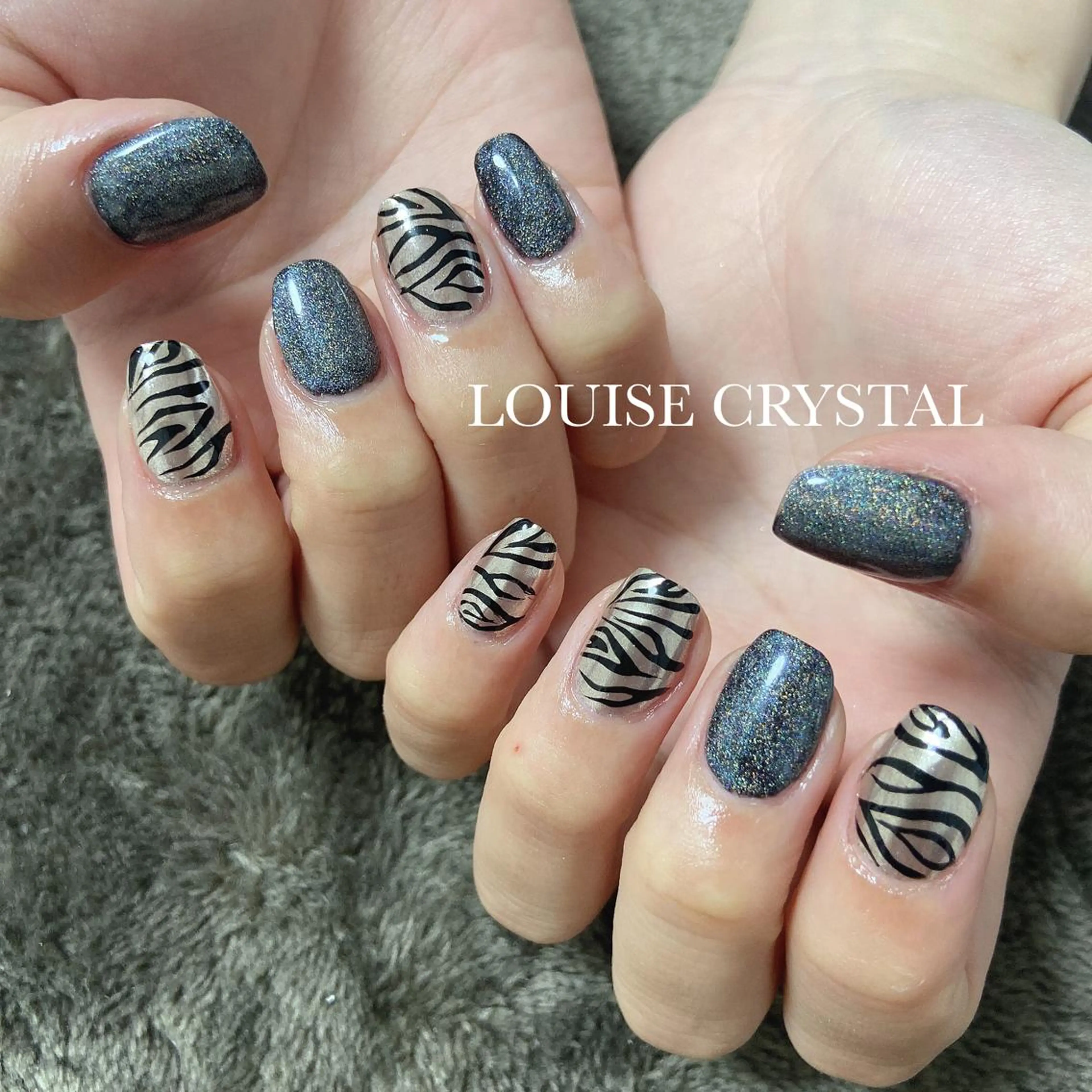 ネイル ミラーネイル ハンドネイル LOUISE CRYSTALのネイルデザイン