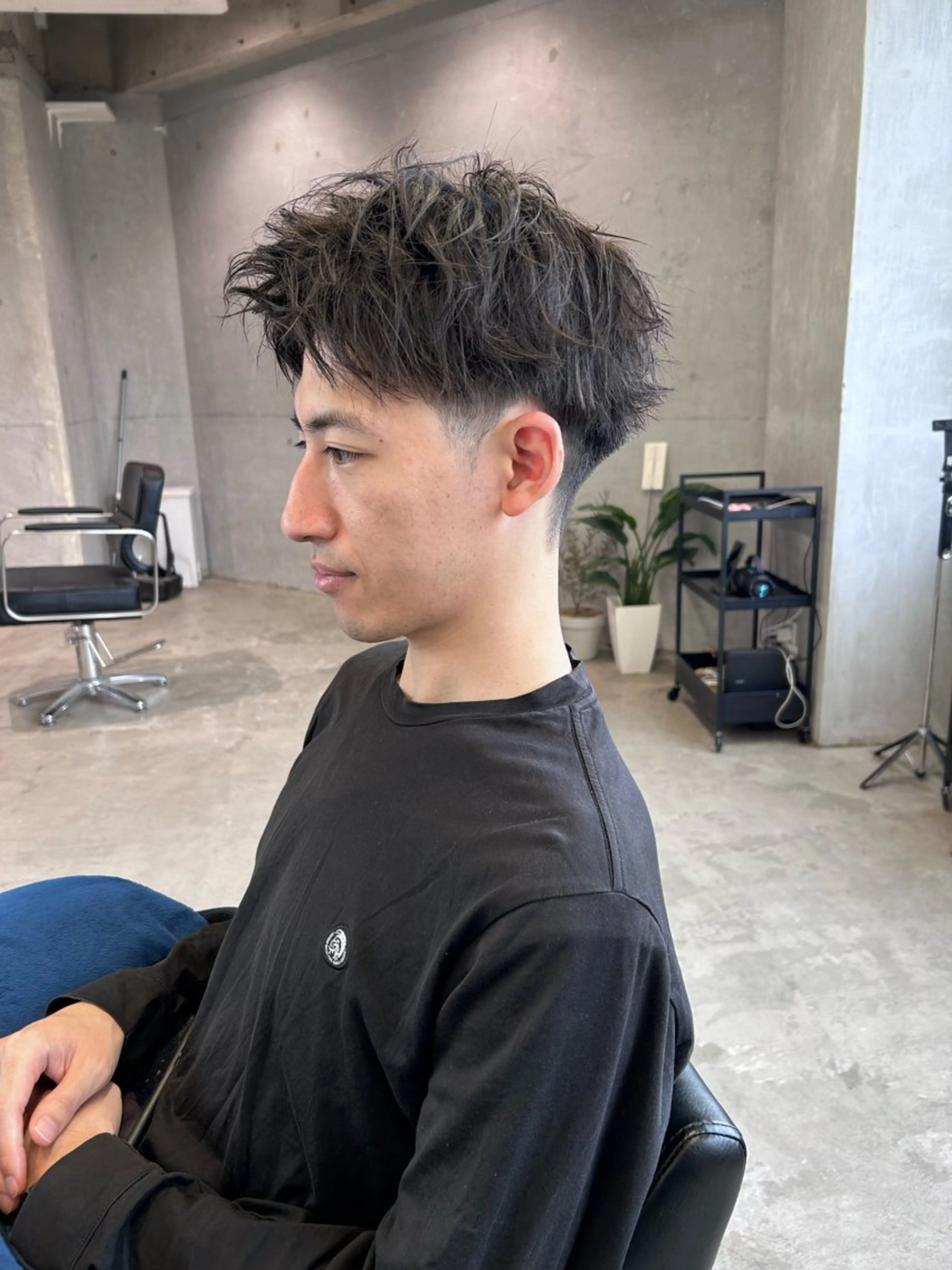 メンズ フェードカット カット 韓国🇰🇷レイヤー カットオリーブカラーのヘアスタイル