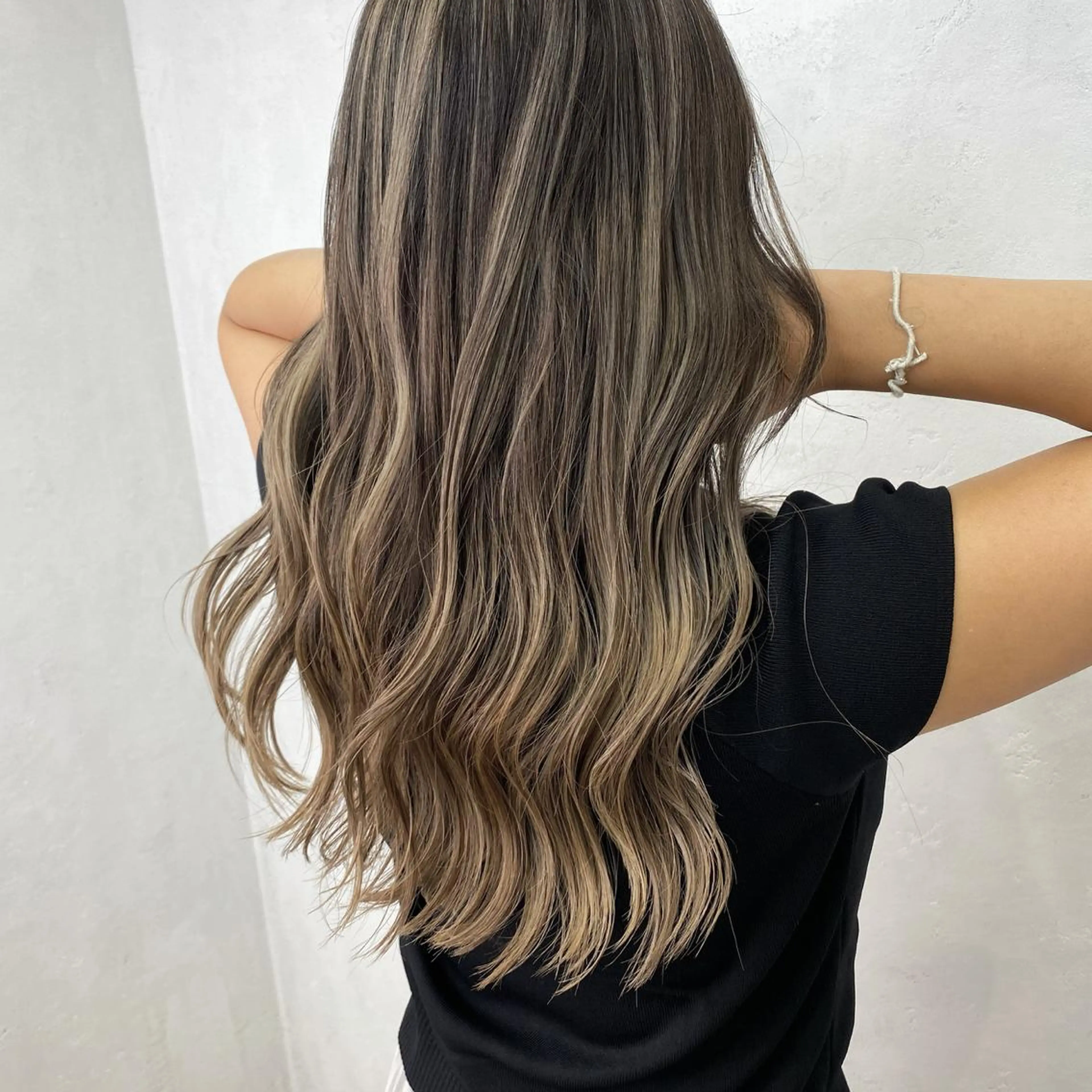 ロング カラー バレイヤージュ グレージュ レイヤーカット ヘアカラー トリートメント ブリーチカラーレイヤ ーカット🦋annaのヘアスタイル