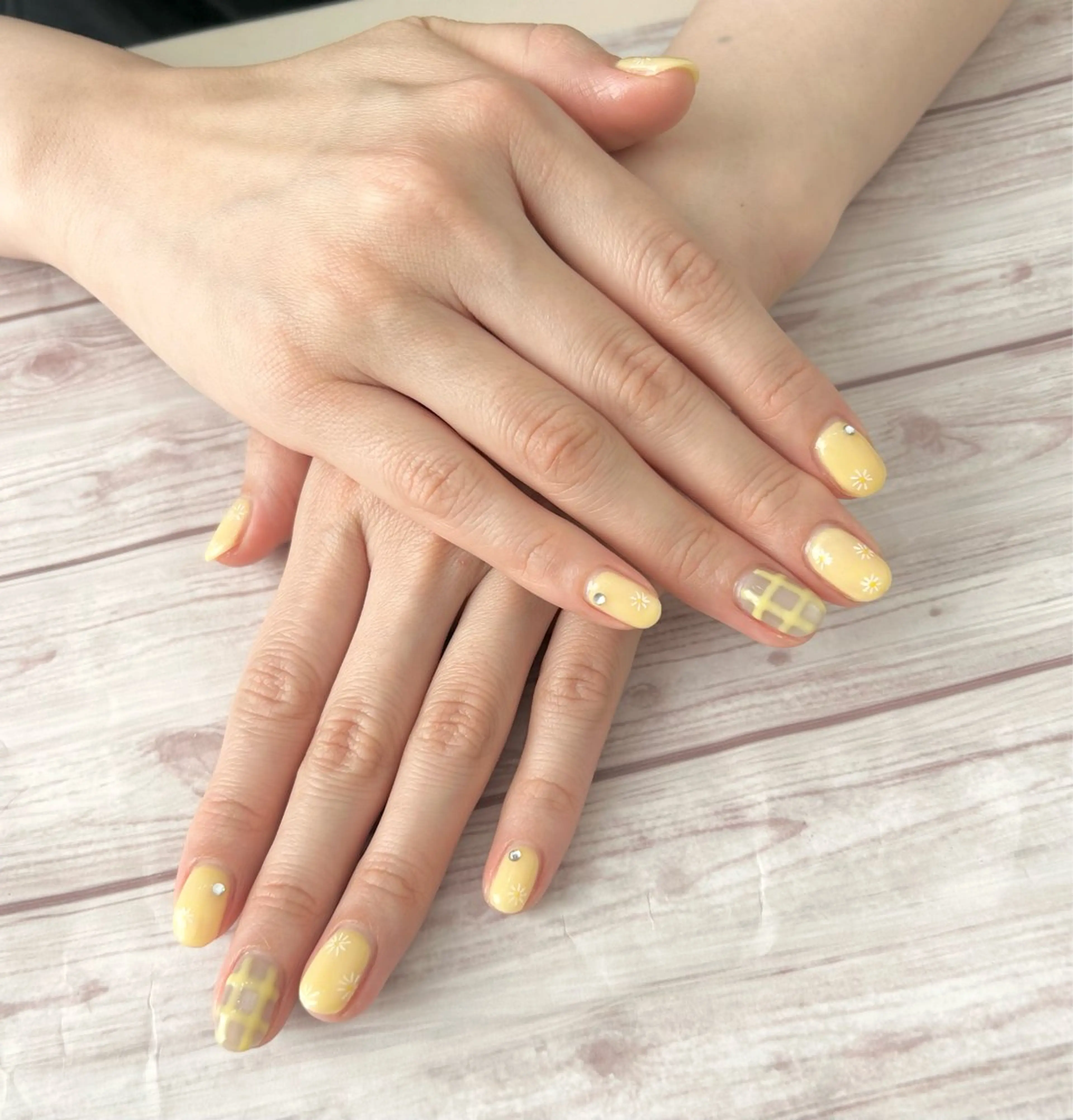 ネイル アートネイル 黄色 ハンドネイル MYu Beauty Salon YURIのネイルデザイン