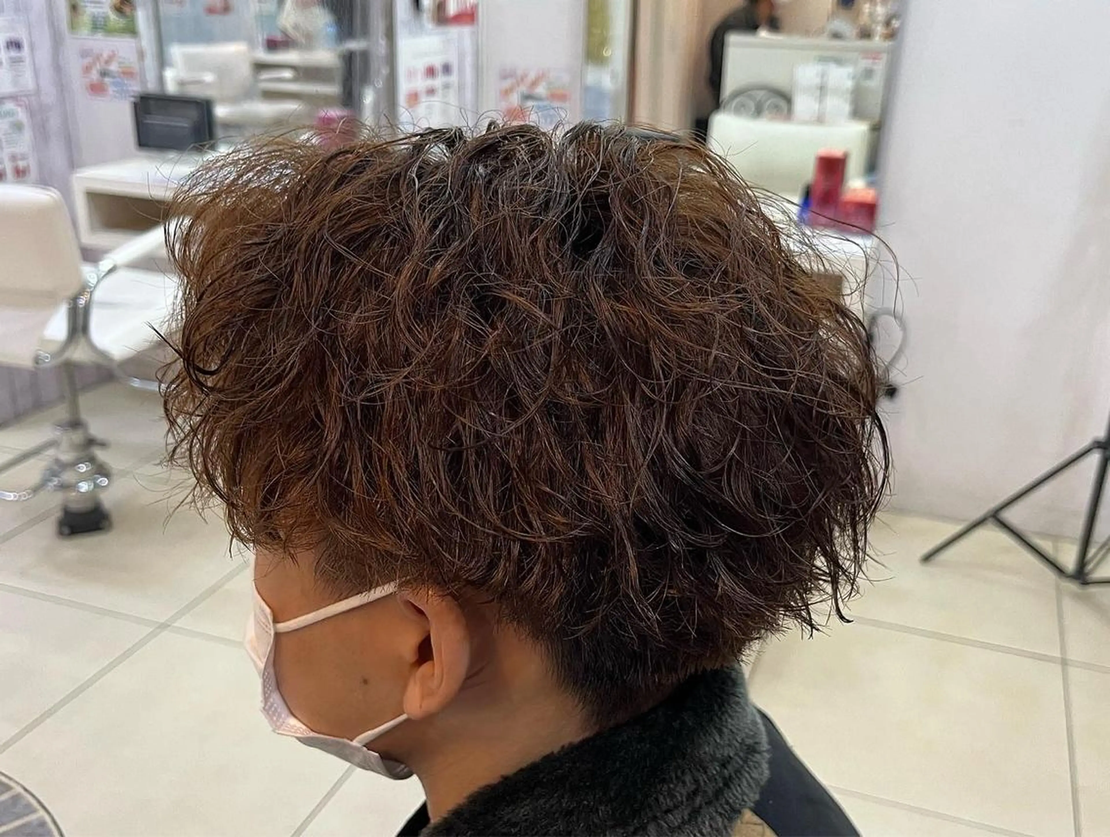 ミディアム パーマ メンズ ミディアムパーマ メンズパーマ カット パーマ 韓国メンズヘア/ 毛流れヘア　須田龍世のヘアスタイル