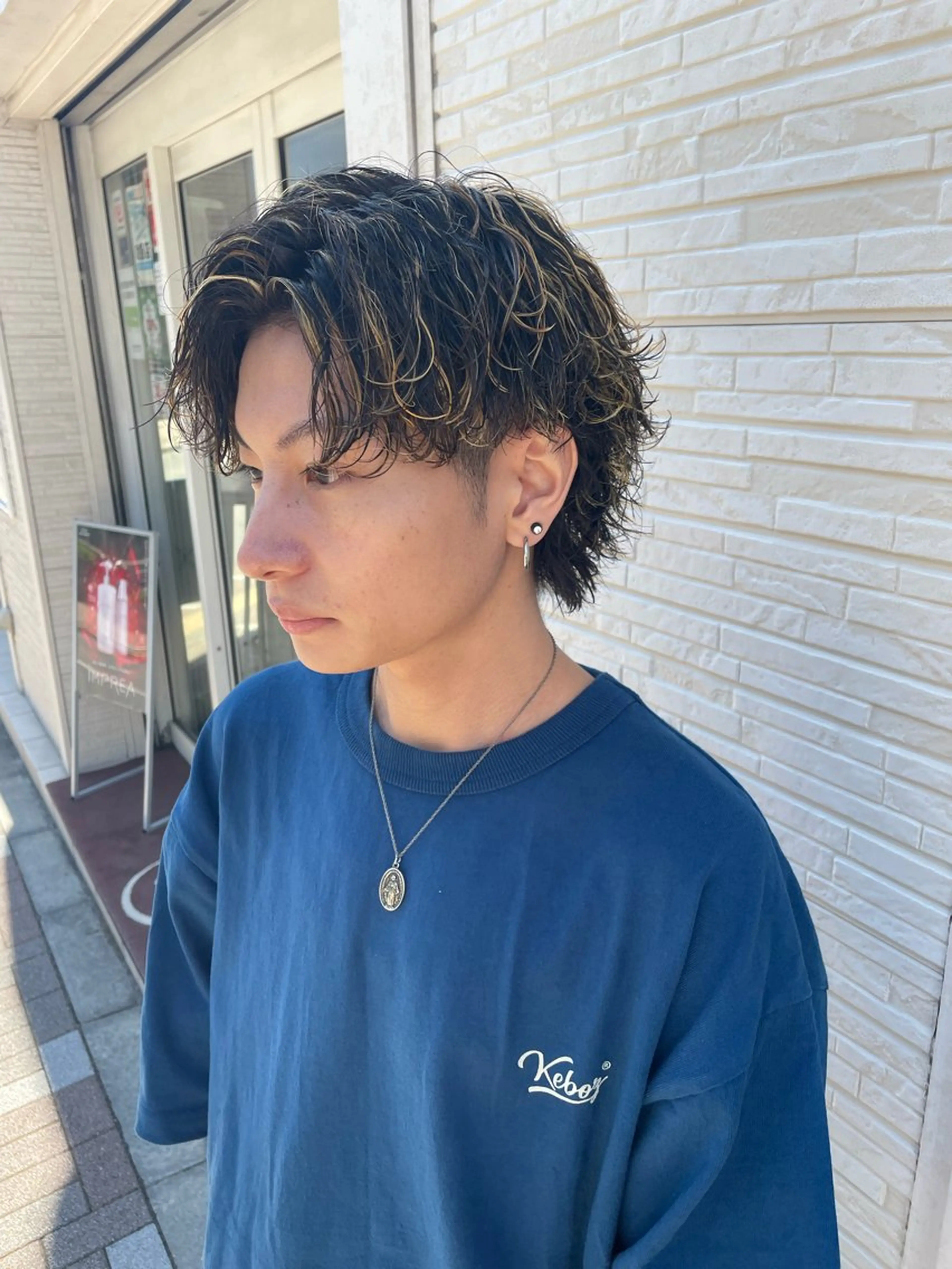 ミディアム カラー パーマ メンズ ミディアムパーマ メンズハイライト メンズパーマ ハイライトカラー ハイライト SHUN メンズパーマのヘアスタイル