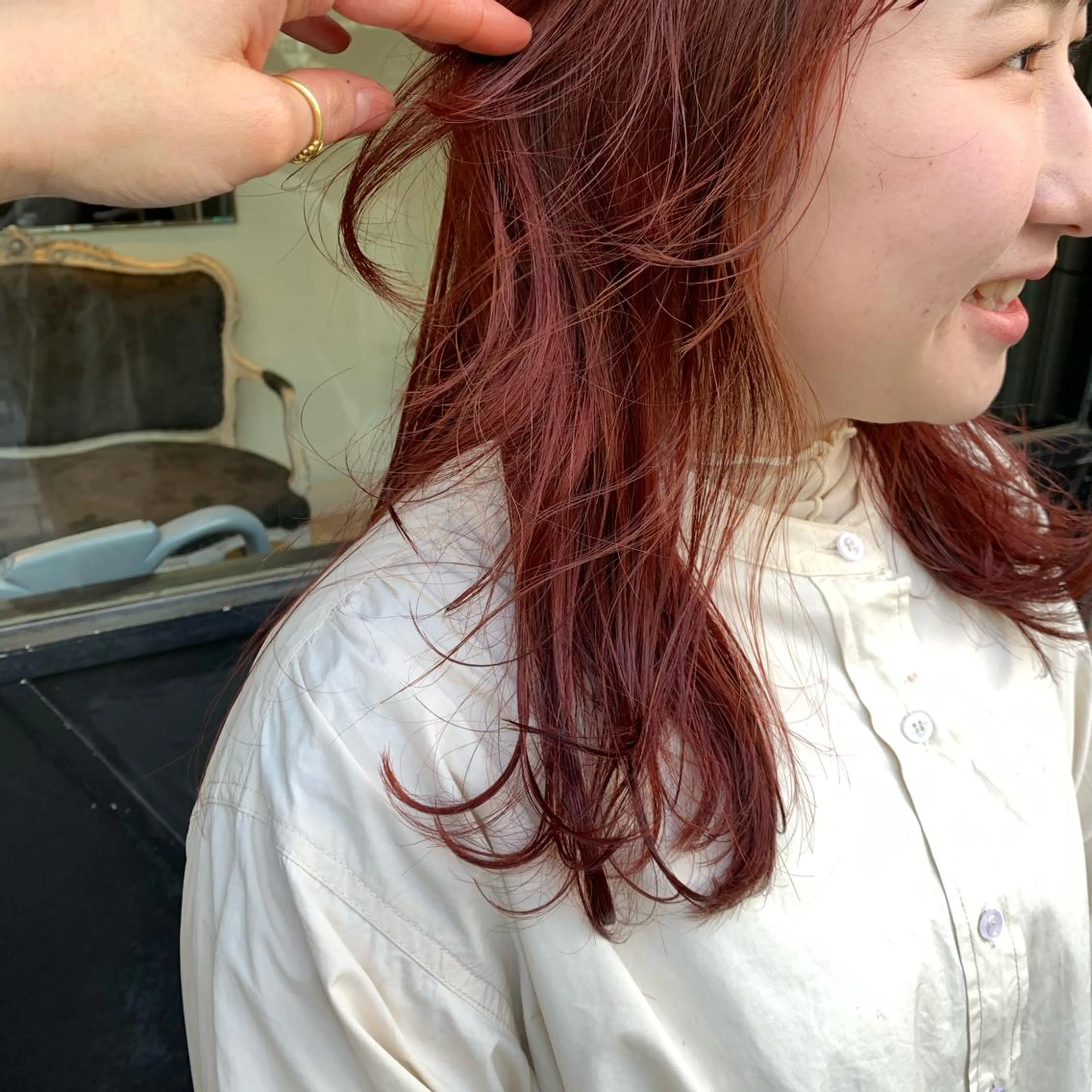 ロング カラー SAKINO． ベージュカラーのヘアスタイル