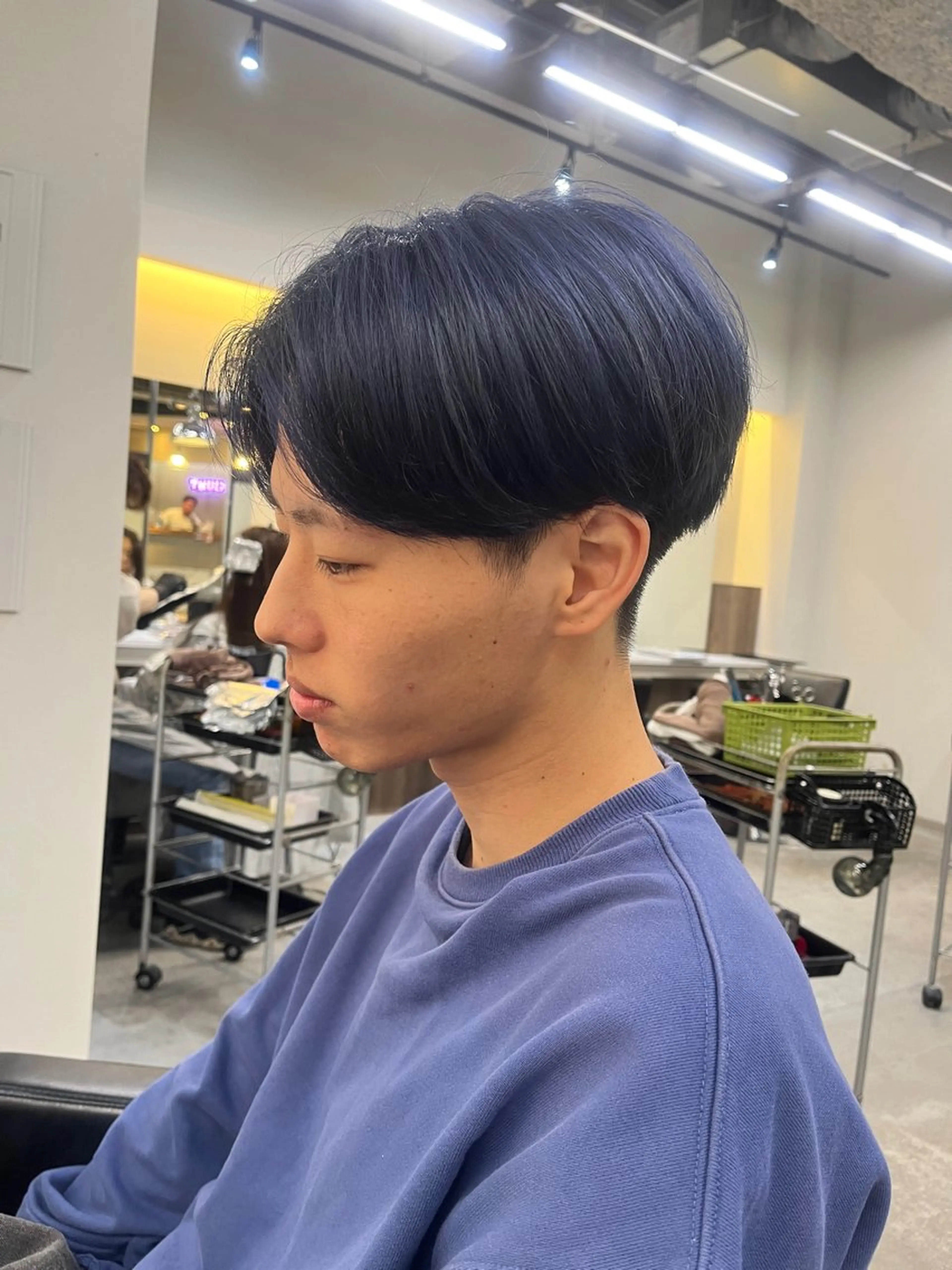 ミディアム カラー メンズ ブルーカラー シルバー カット ヘアカラー センターパート🪽 SEIYAのヘアスタイル