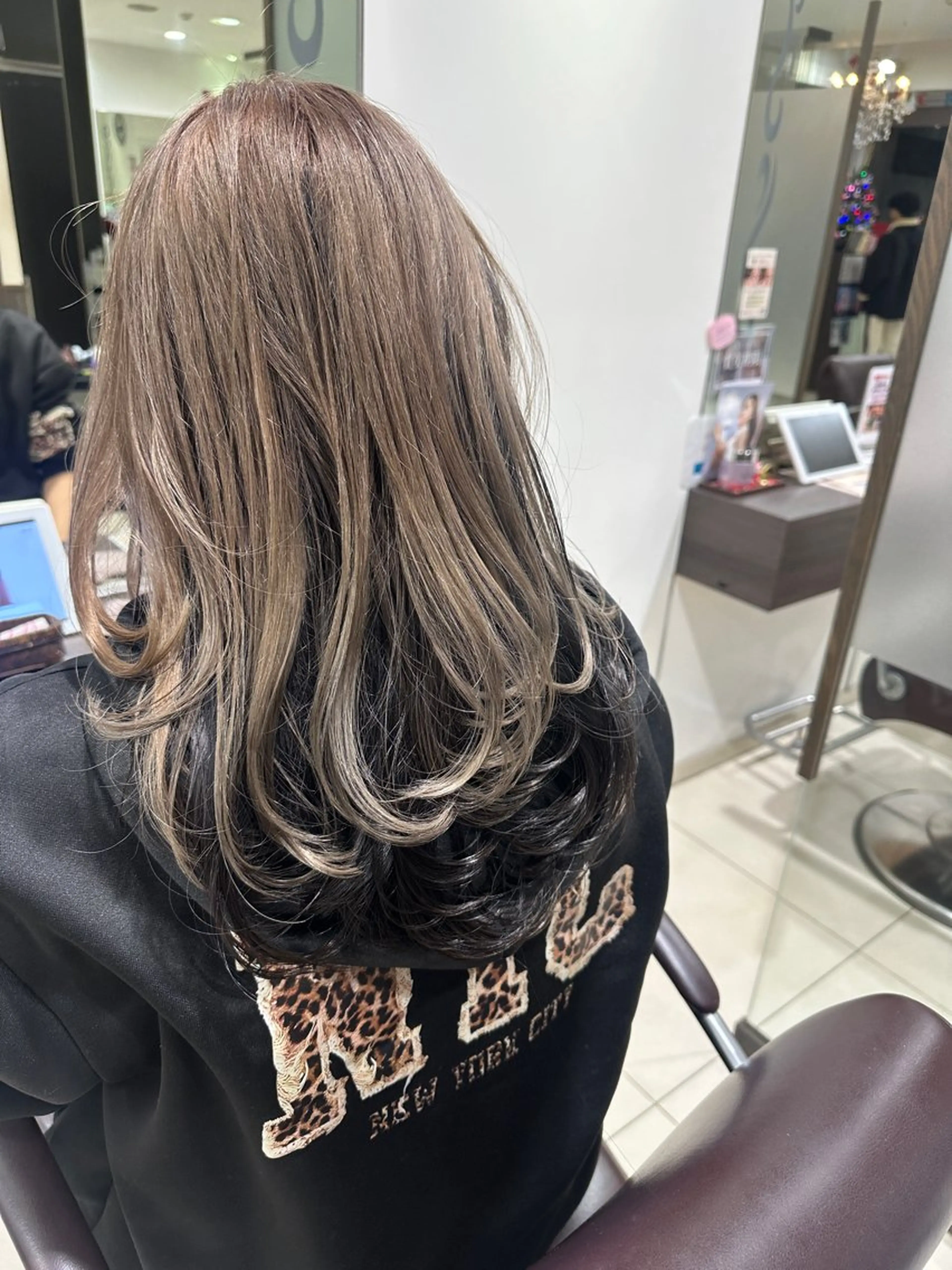 セミロング レイヤー 艶々カラーのヘアスタイル