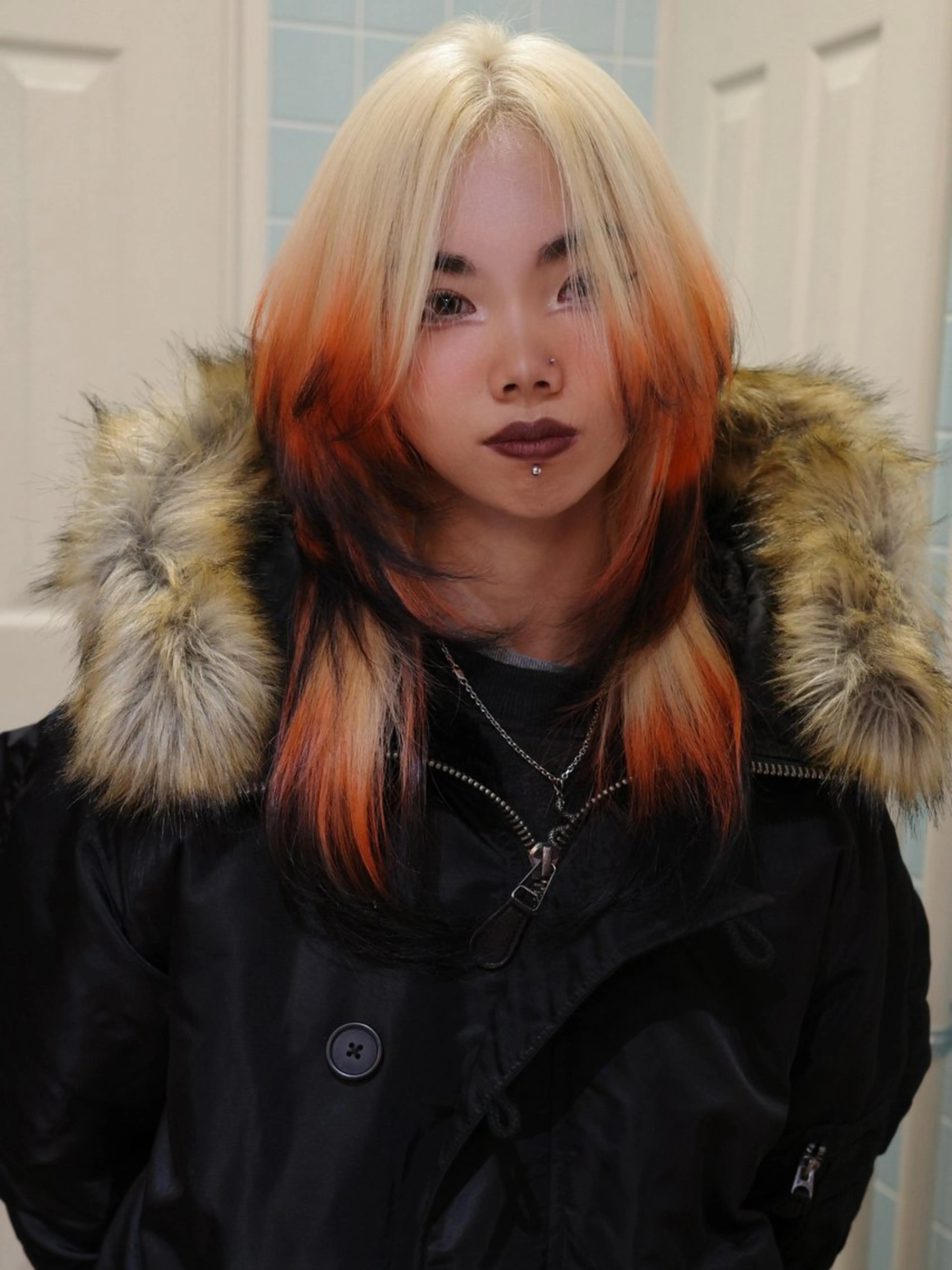 セミロング カラー イツク ⚡️ ルーツ/ハイトーンのヘアスタイル