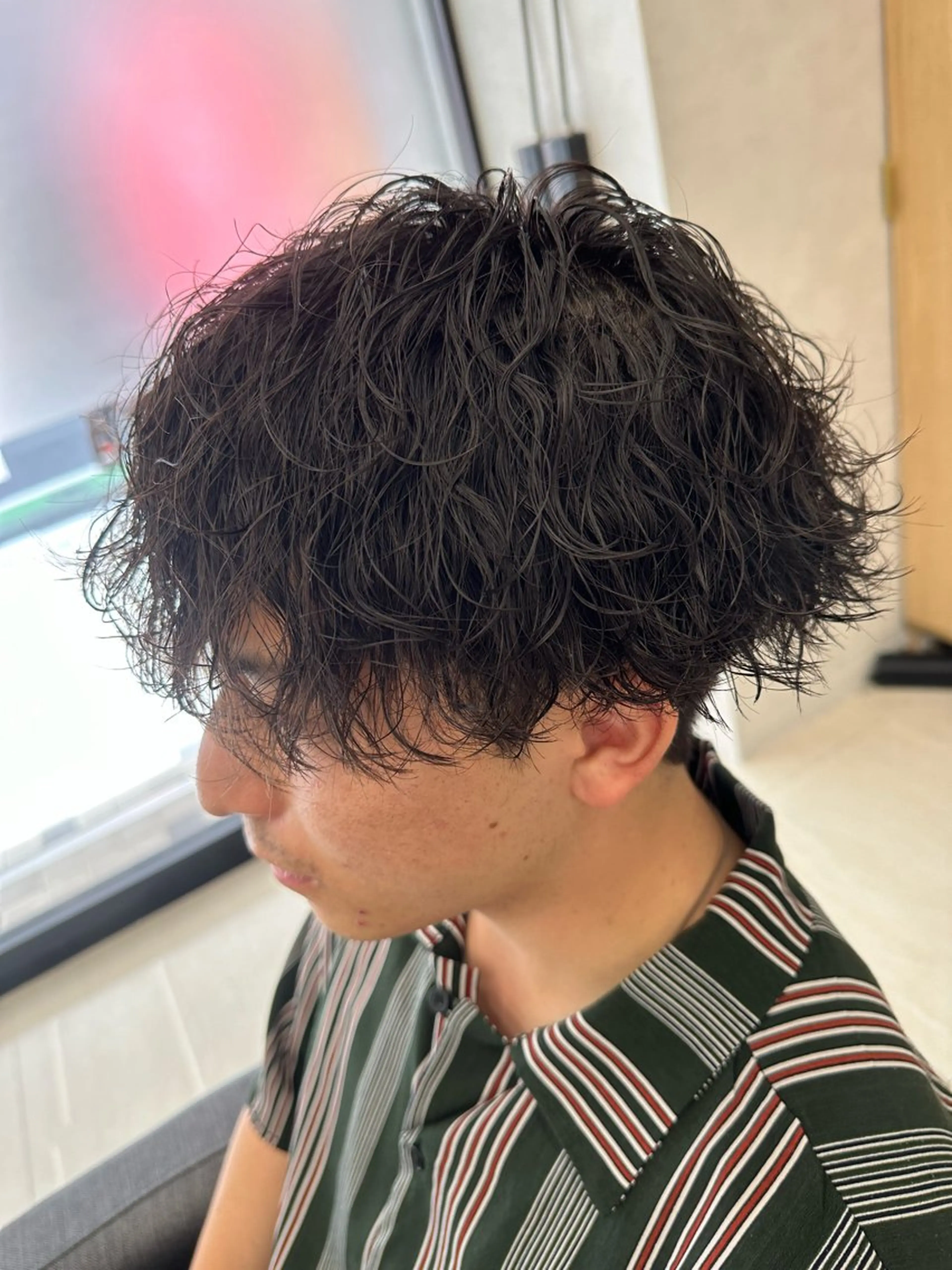 ミディアム パーマ メンズ ミディアムパーマ メンズパーマ 波巻きパーマ 💈メンズ特化 美容師サキ💈のヘアスタイル