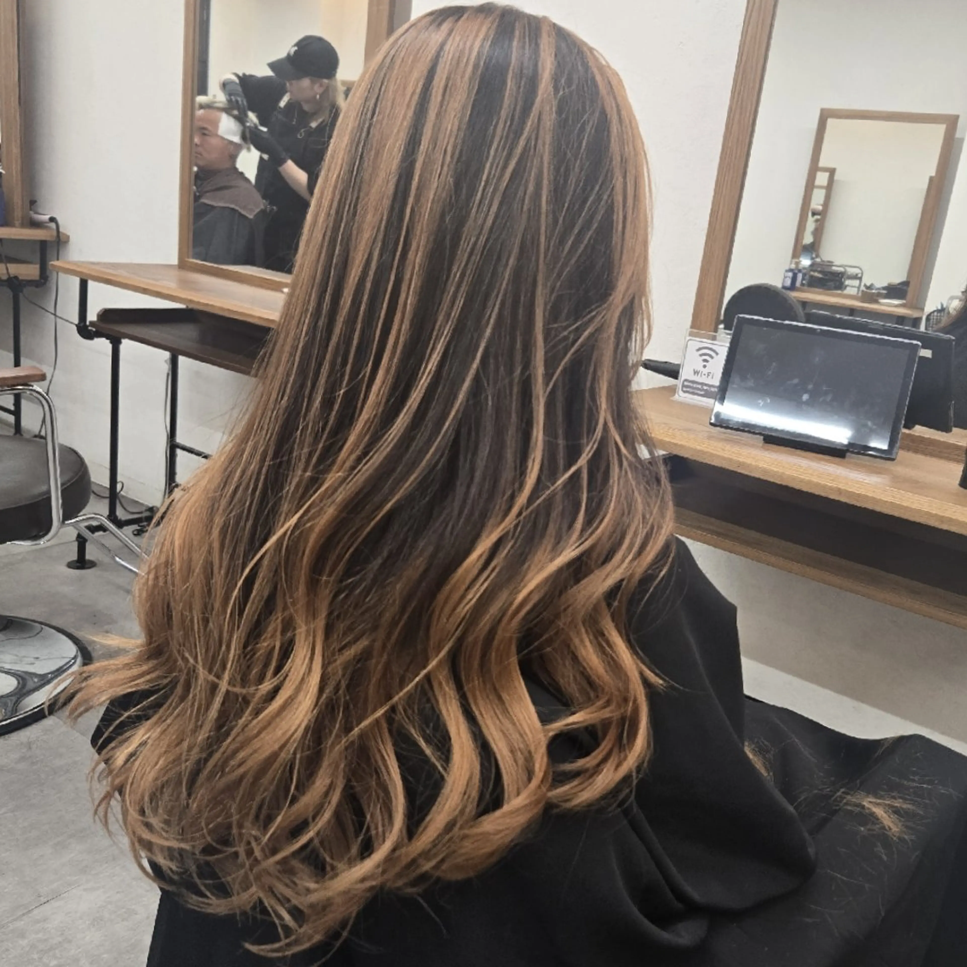 ロング カラー バレイヤージュ レイヤーカット ヘアカラー 浜田りほ Luxbe 博多バスターミナルのヘアスタイル