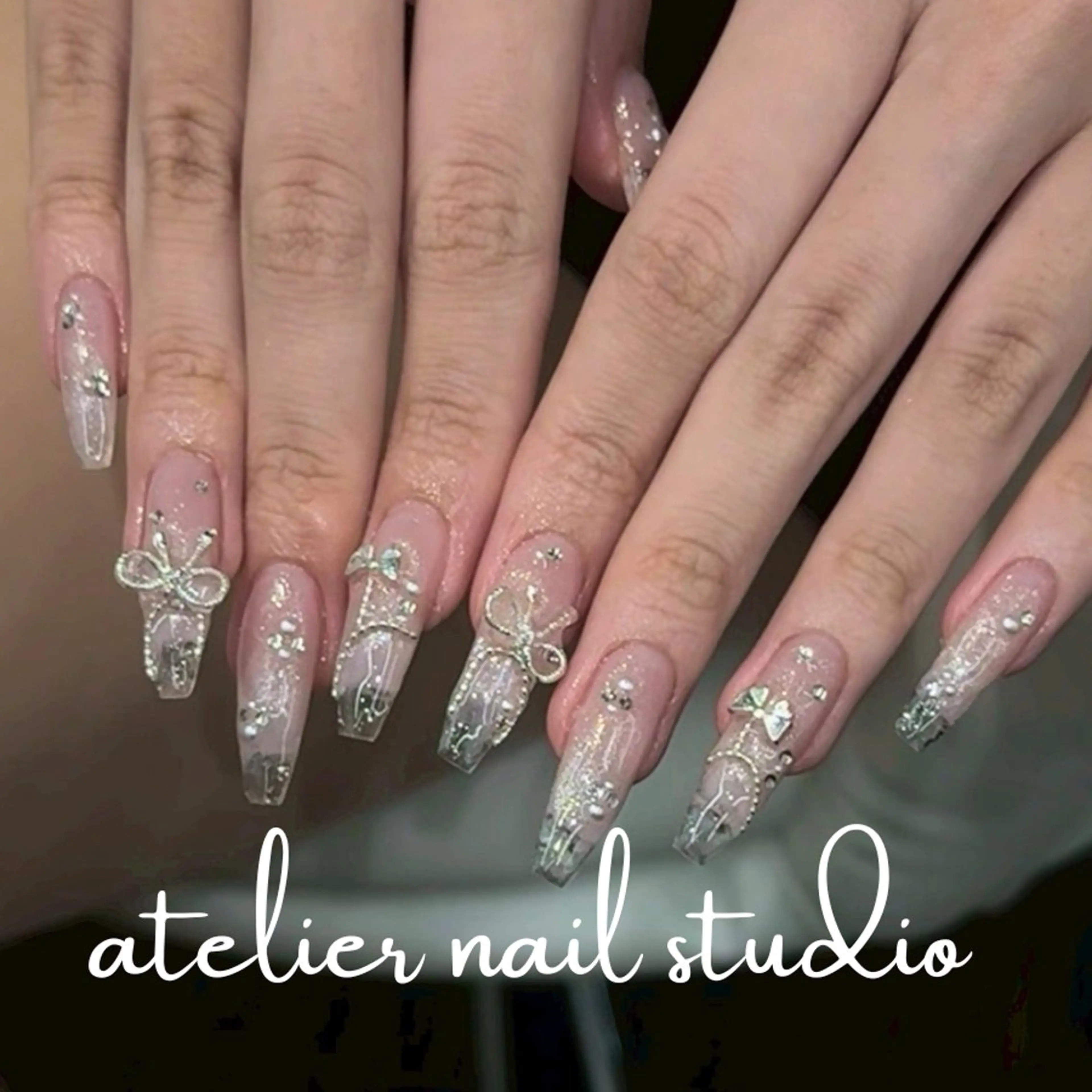ネイル アートネイル ジェルネイル キラキラネイル パラジェル ワンホンネイル ハンドネイル atelier nailstudioのネイルデザイン