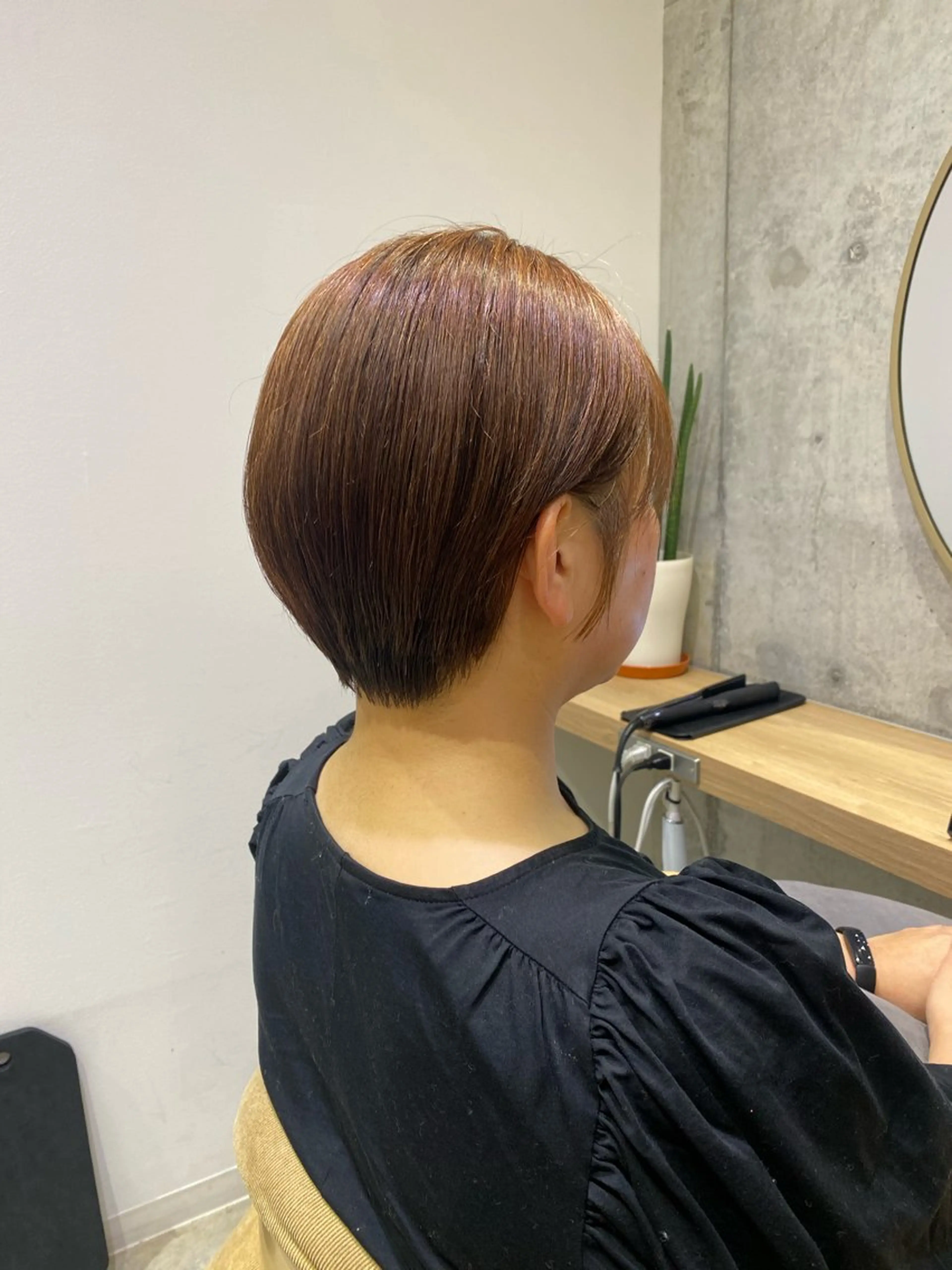 ショート fumi🪞血色感 アップ艶カラーのヘアスタイル