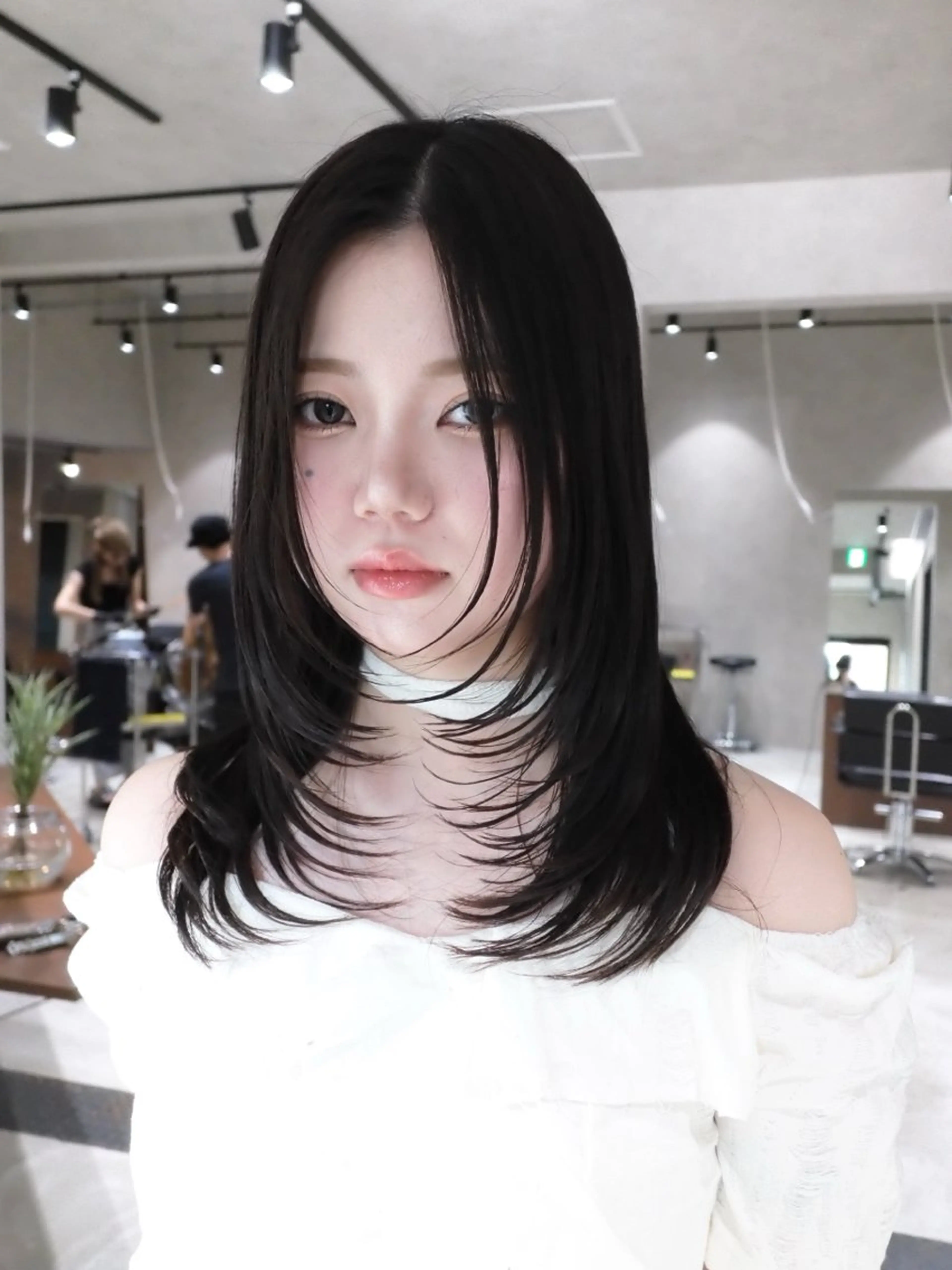 ミディアム 顔まわりレイヤー 顔周りカット レイヤーカット isseiハイトーン /韓国レイヤーのヘアスタイル