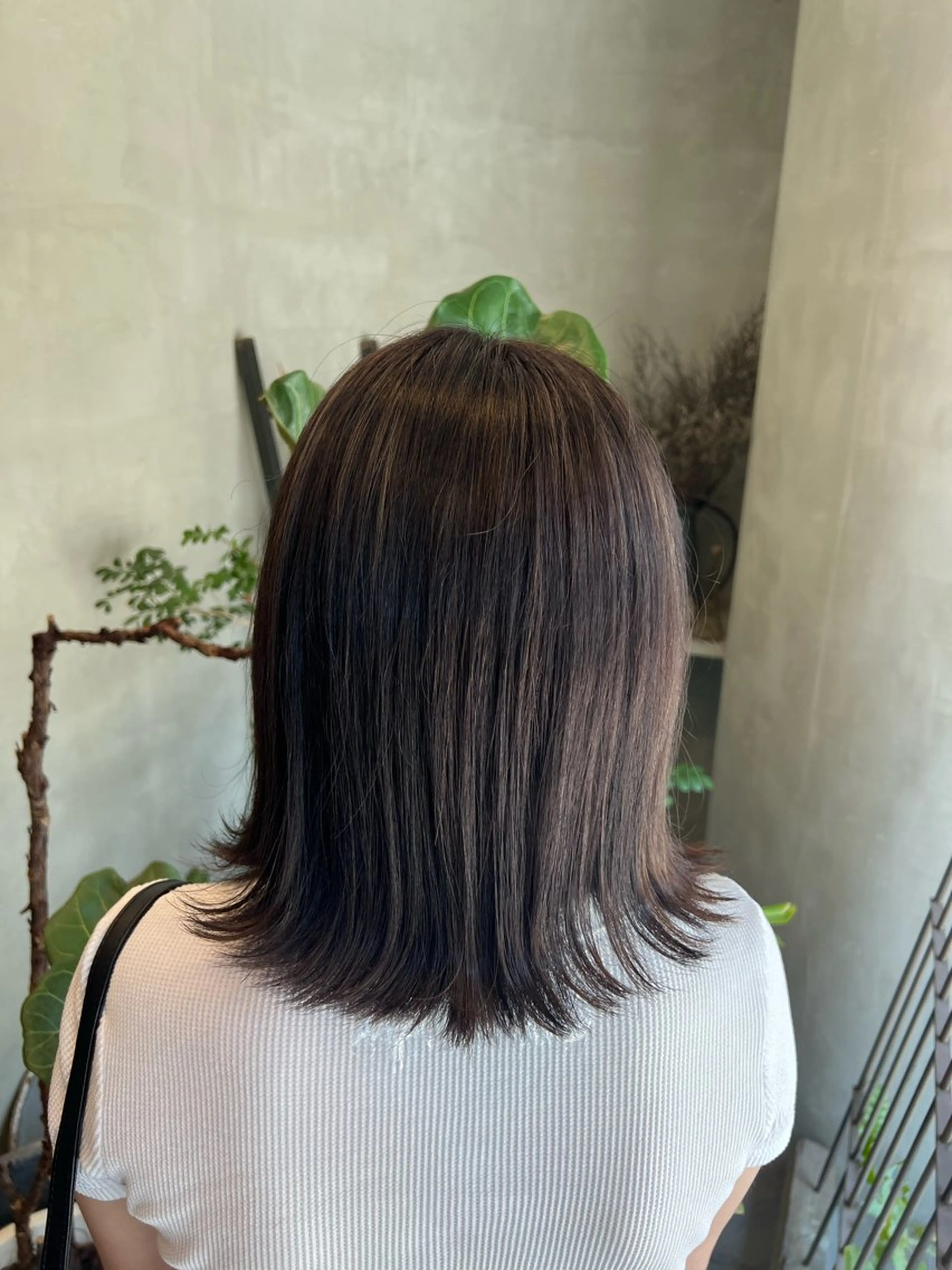 カラー momb 折戸結菜のヘアスタイル