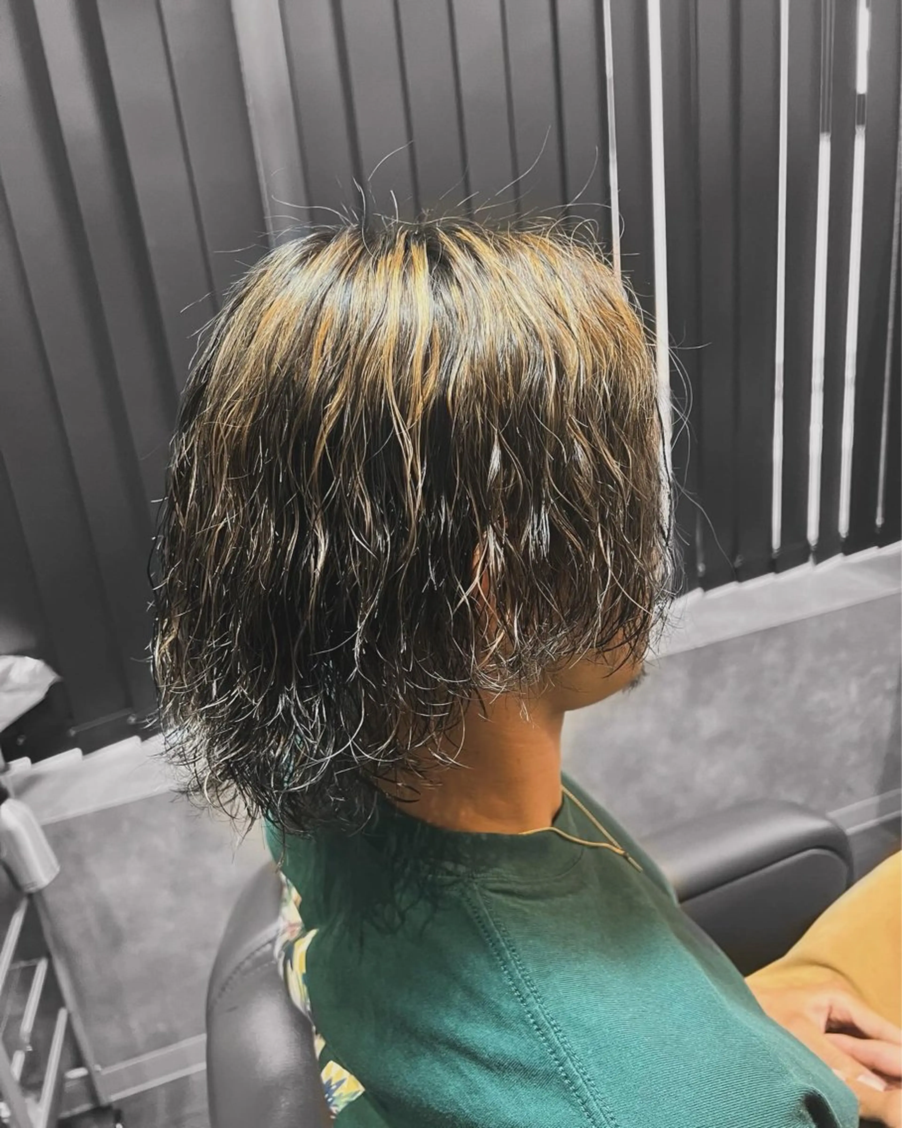 カラー パーマ メンズ メンズハイライト メンズパーマ 波巻きパーマ ハイライトカラー カット ヘアカラー メンズサロンBOLT浜口店所属・高村 吉斗のヘアスタイル