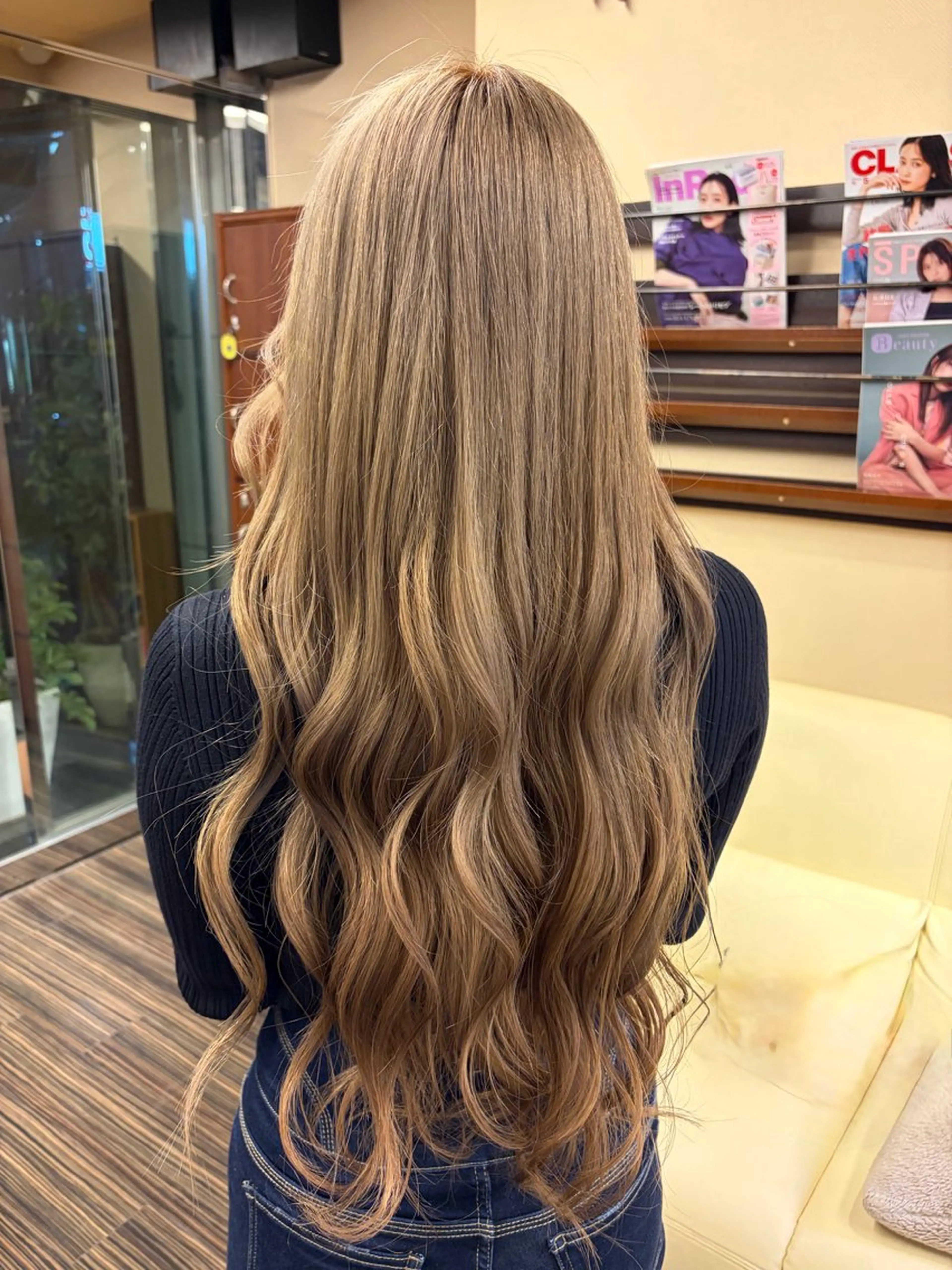 ロング カラー ブリーチ ヘアカラー トリートメント 西形 梨瑚のヘアスタイル