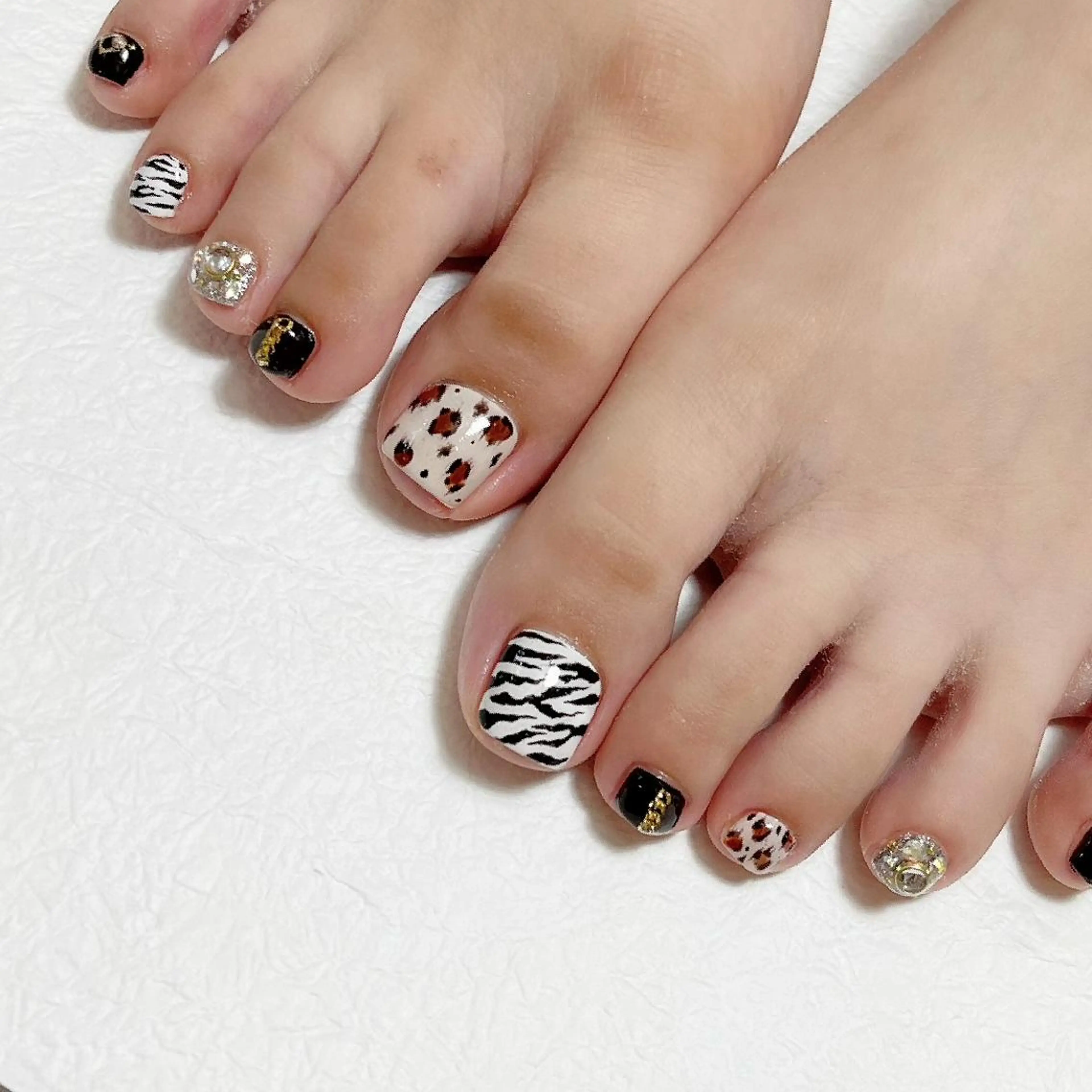 ネイル アニマル柄 アートネイル フットネイル ジェルネイル キラキラネイル Y nail なんば堀江店のネイルデザイン