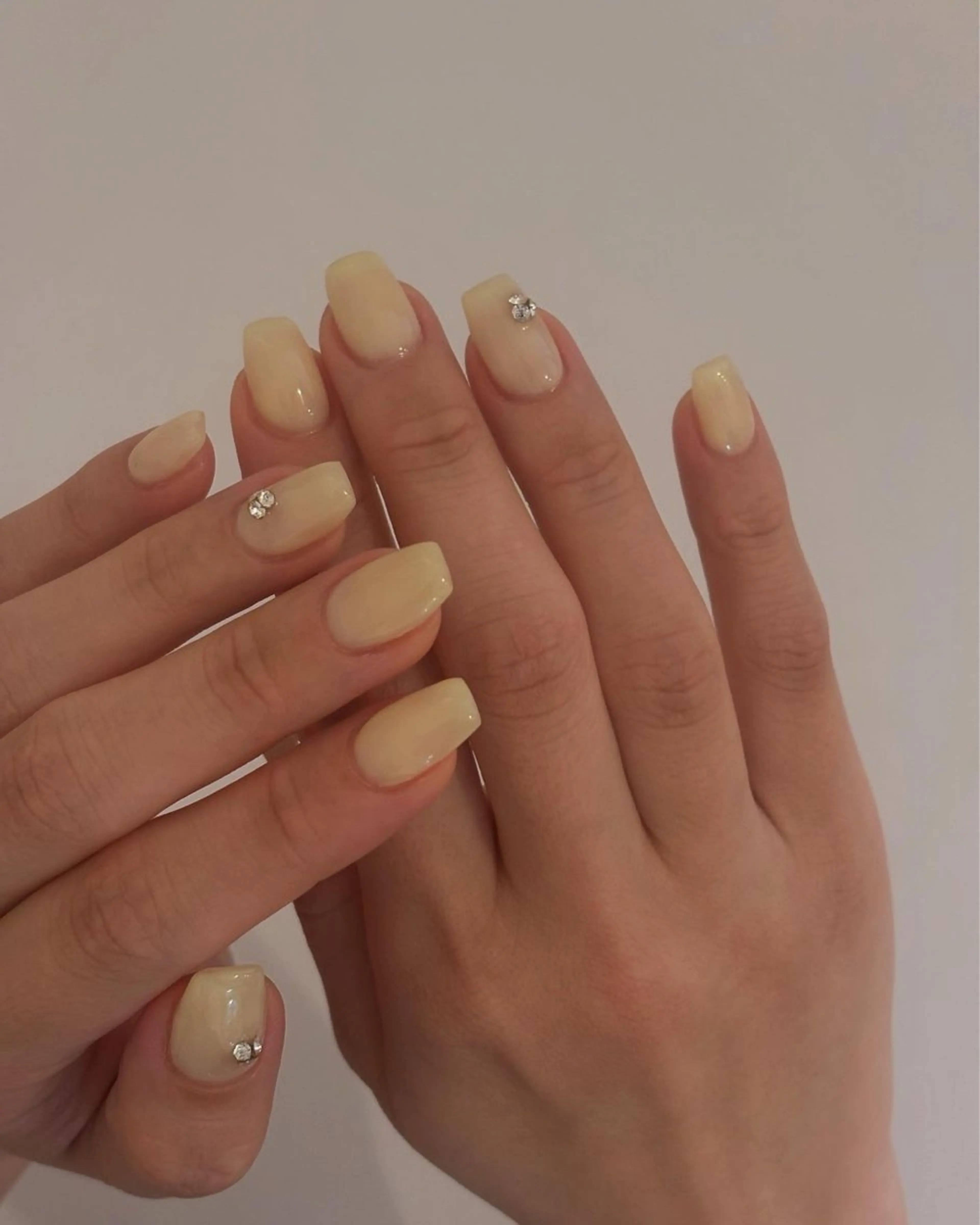 ネイル ストーンネイル 黄色 ハンドネイル Elio 国泰寺のネイルデザイン