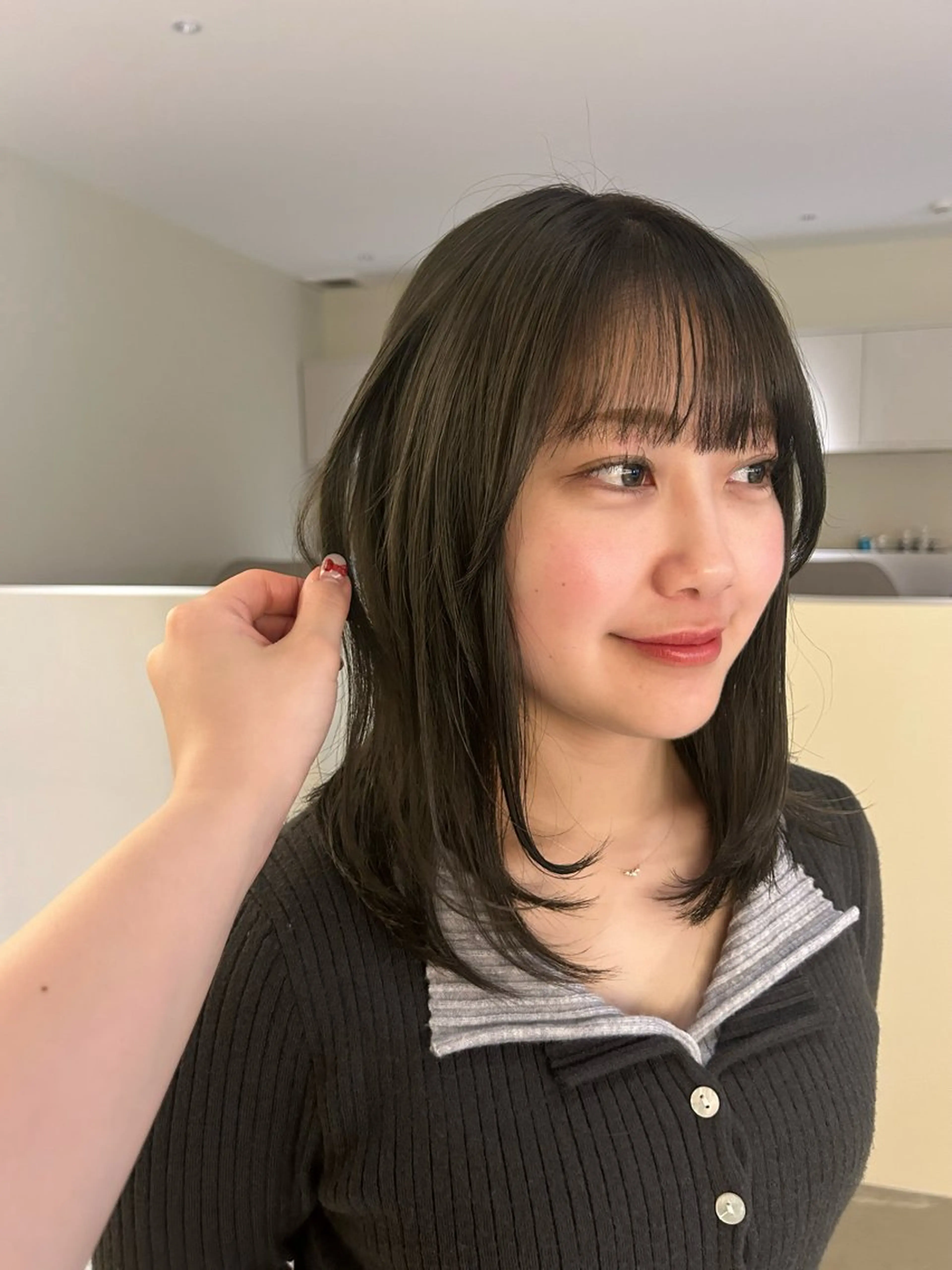 ミディアム カラー ブリーチ グレージュ オリーブグレージュ オリーブグレー レイヤーカット 透明感カラー レイヤー/むつきのヘアスタイル