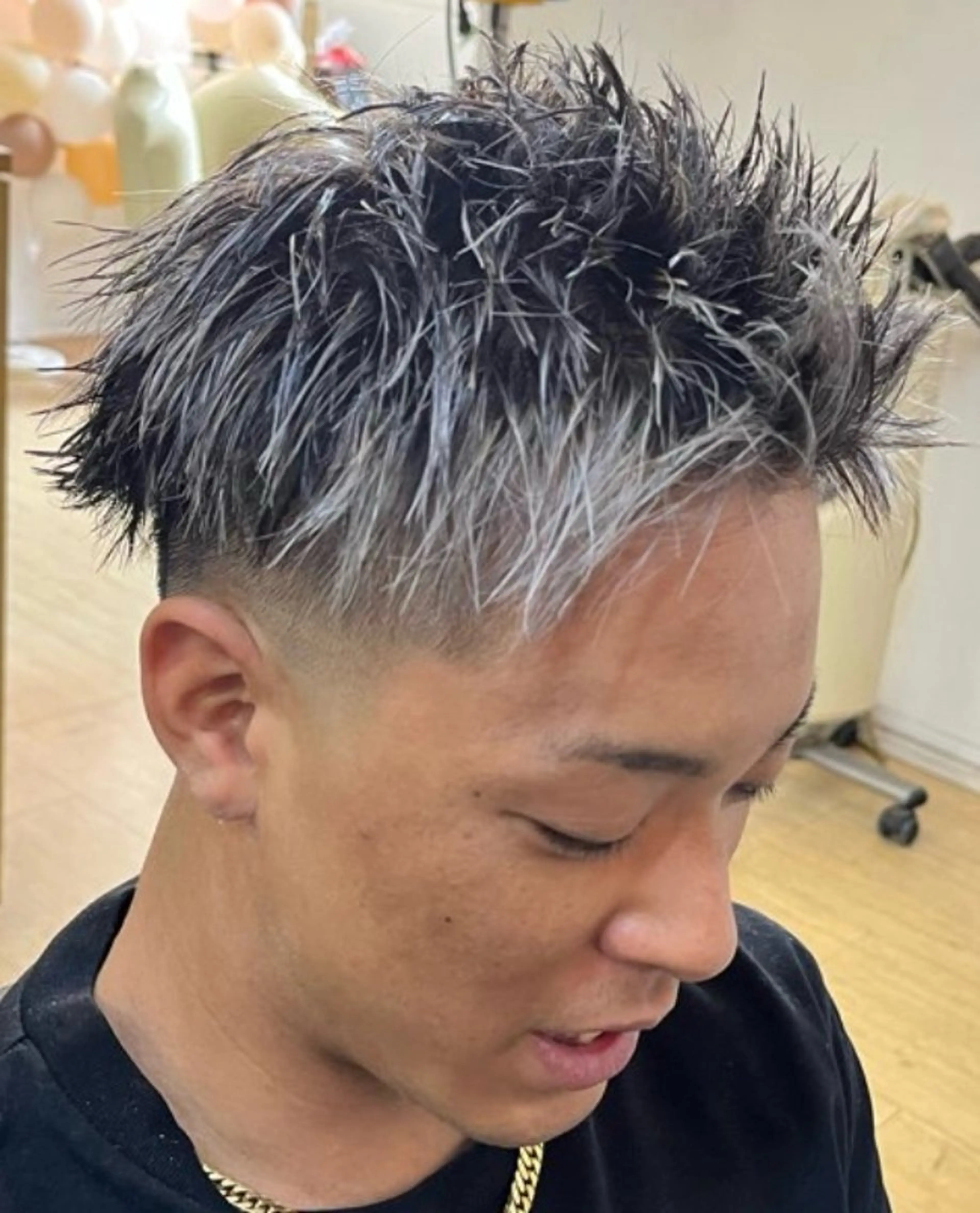 カラー メンズ メンズメッシュ メッシュ シルバー カット ヘアカラー 市道 翼のヘアスタイル