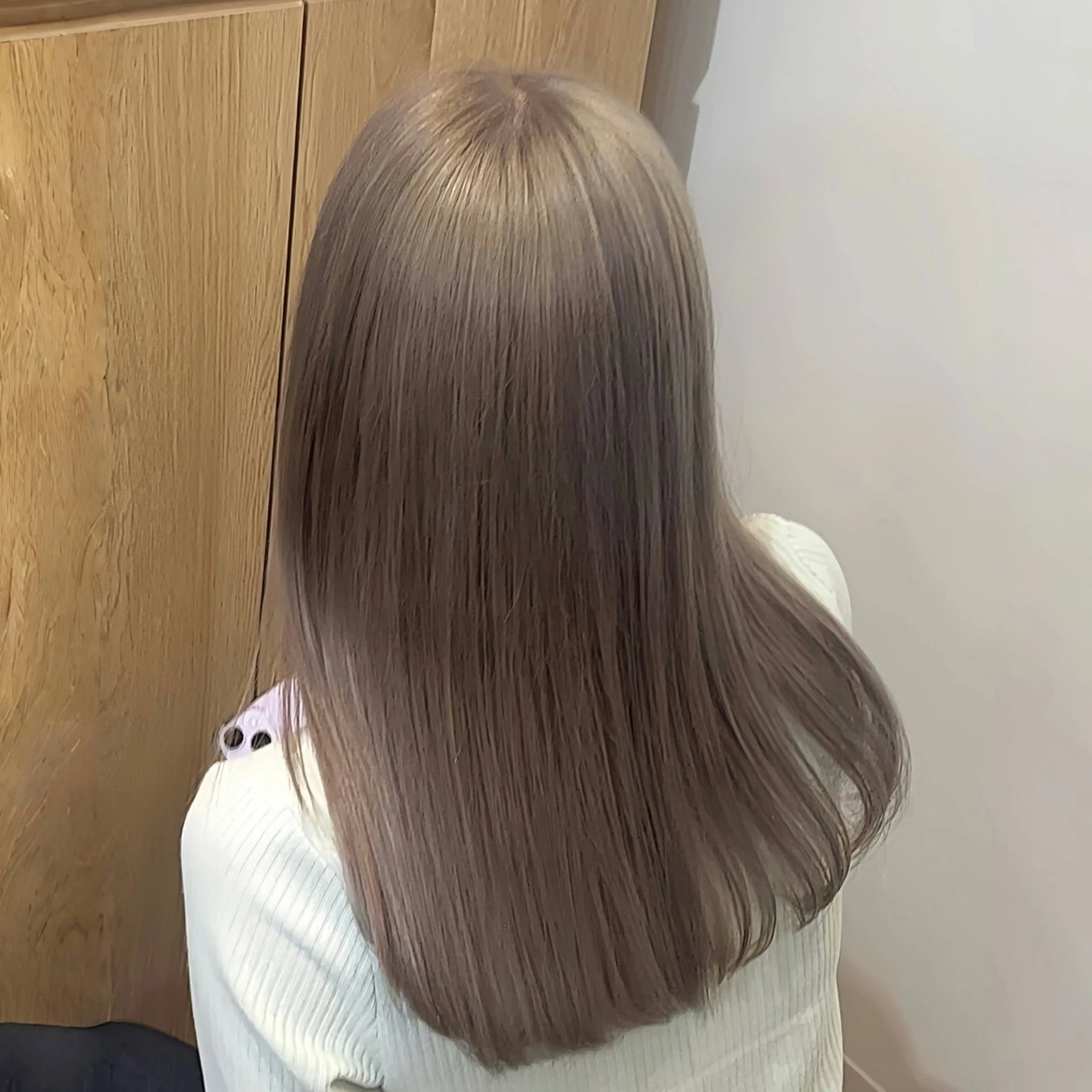 セミロング カラー パーマ アッシュ アッシュグレー アッシュグレージュ ベージュカラー 黒髪 カット ヘアカラー トリートメント akira｜ 透明感ベージュ｜梅田のヘアスタイル