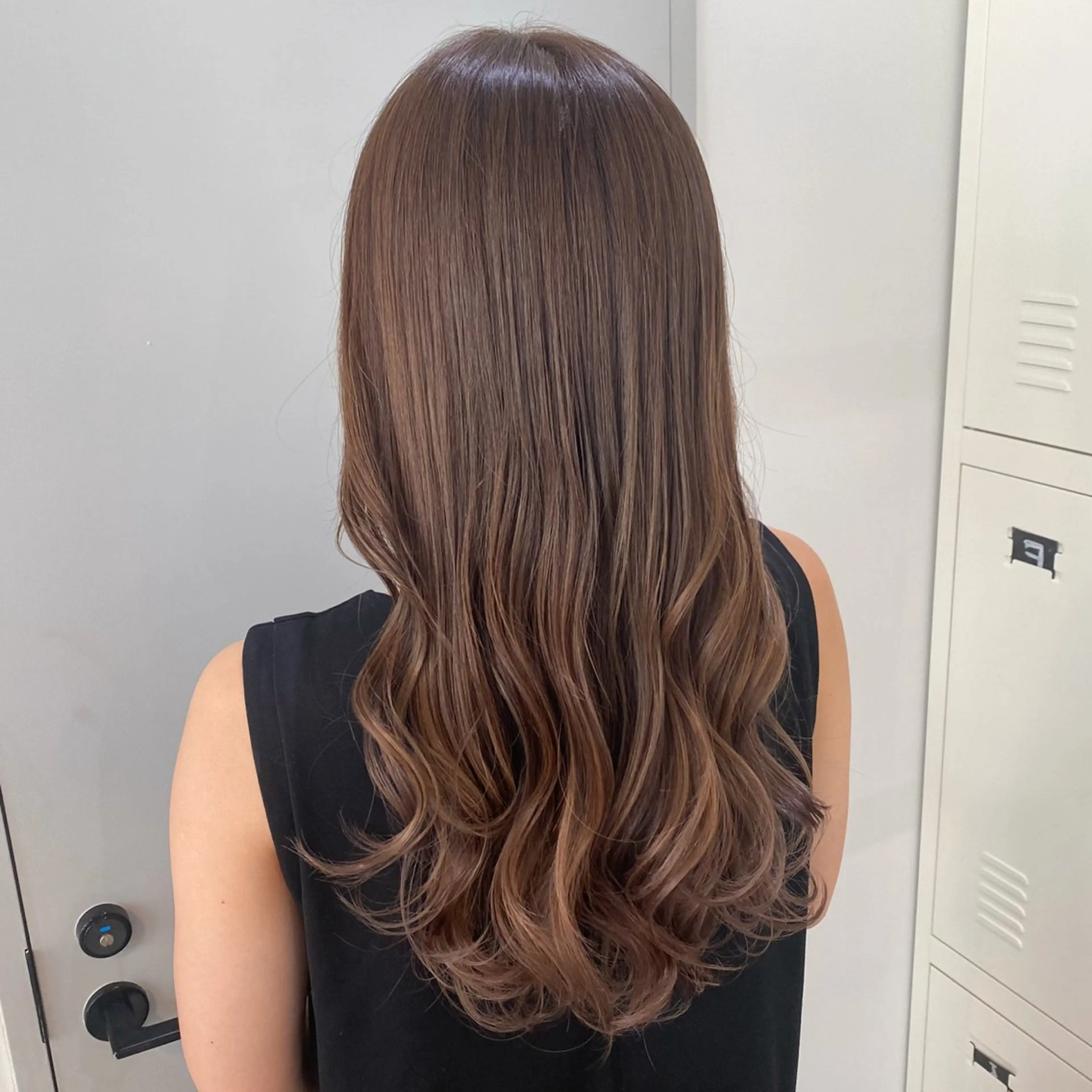 ロング カラー ベージュカラー ブリーチ 烏丸/顔周りカット/ くびれヘア/奈実のヘアスタイル