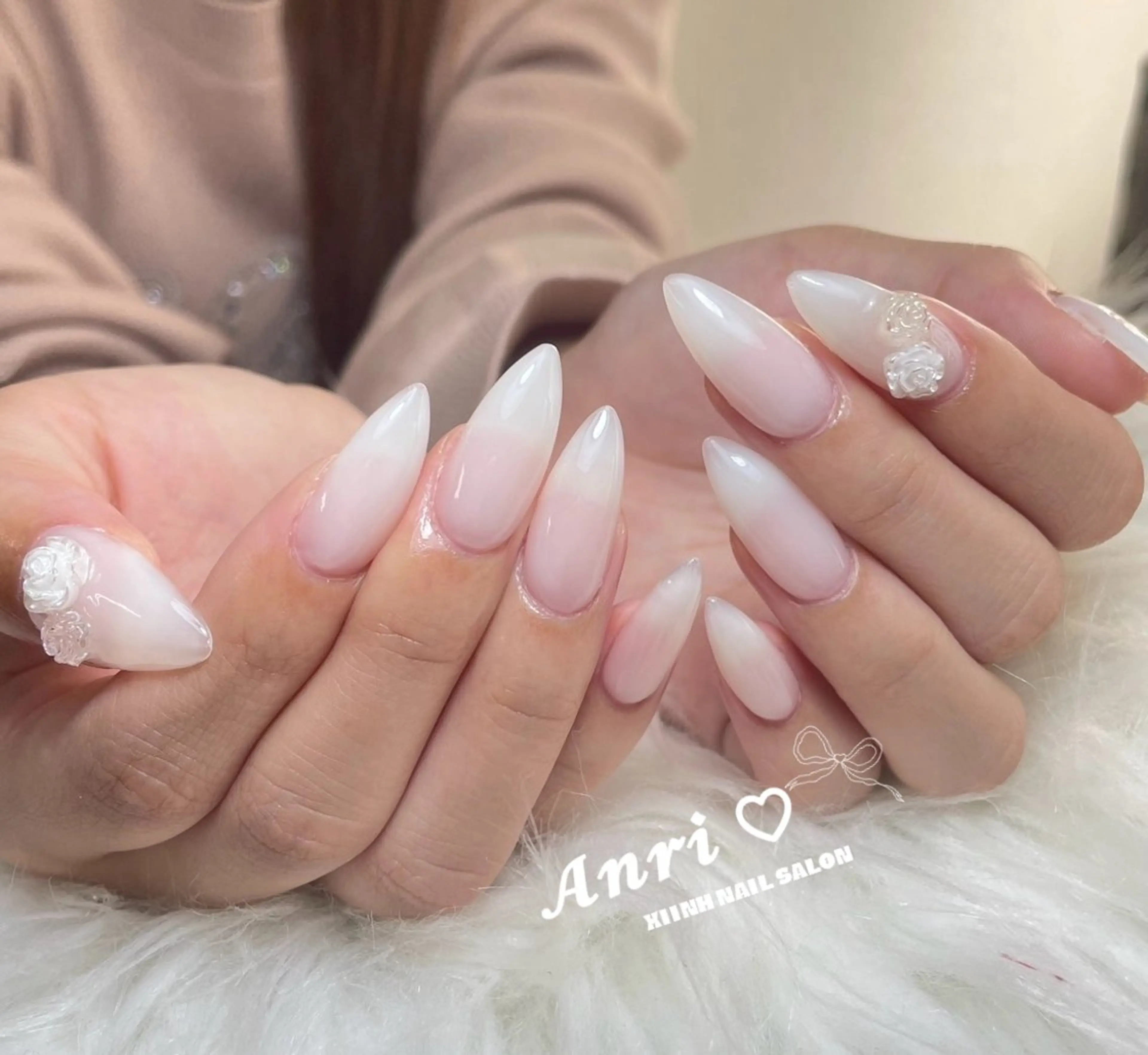 ネイル チークネイル 長さ出し フットネイル ジェルネイル 卒業式 𝓐𝓷𝓻𝓲 XiinhNailのネイルデザイン